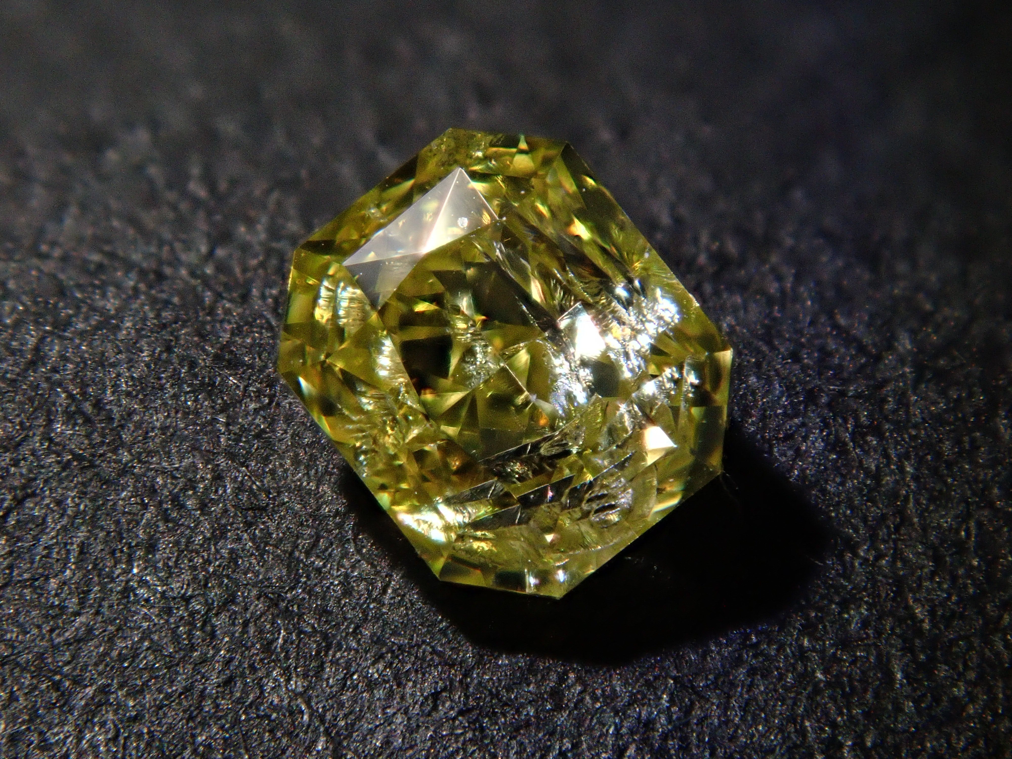 ファンシーイエローダイヤモンド 0.227ルース(FANCY YELLOW, I-2)
