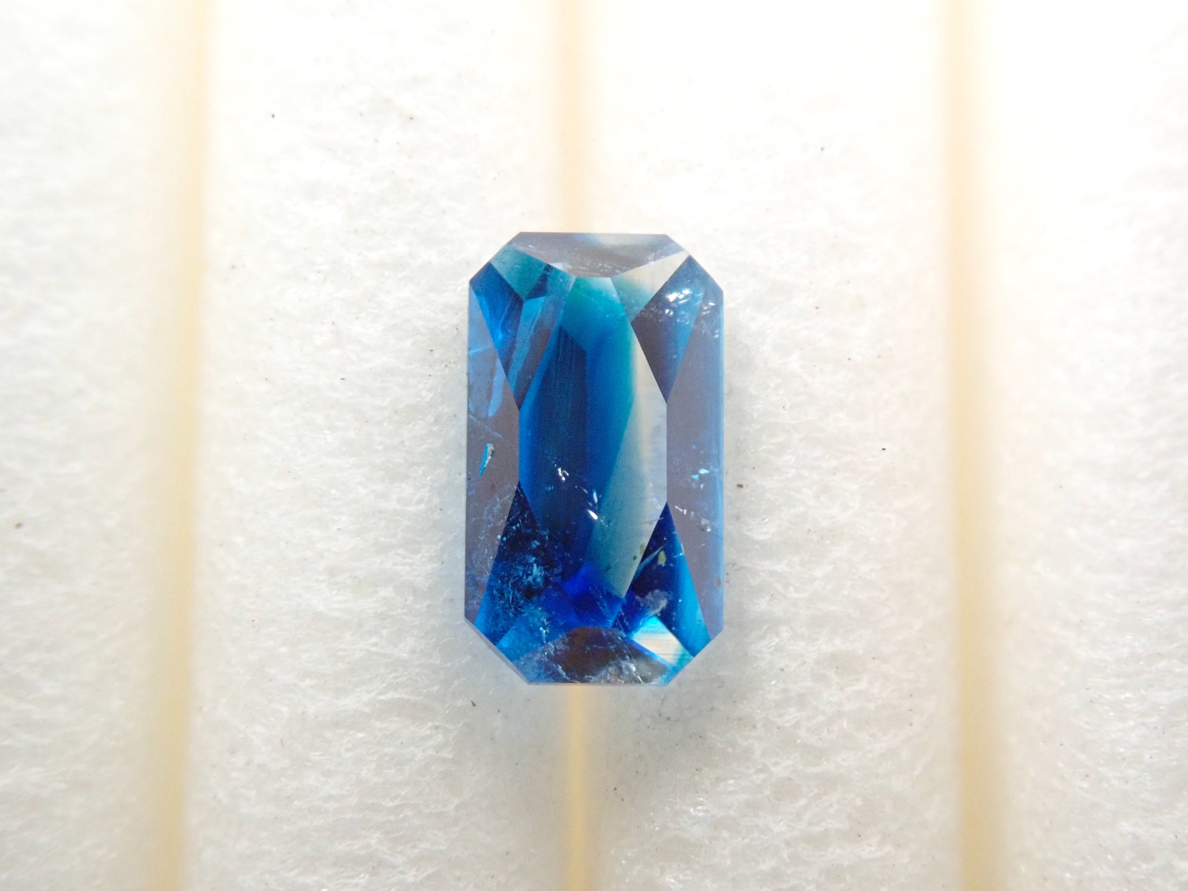 來自辛巴威的雙色 Euclase 0.197 克拉散裝