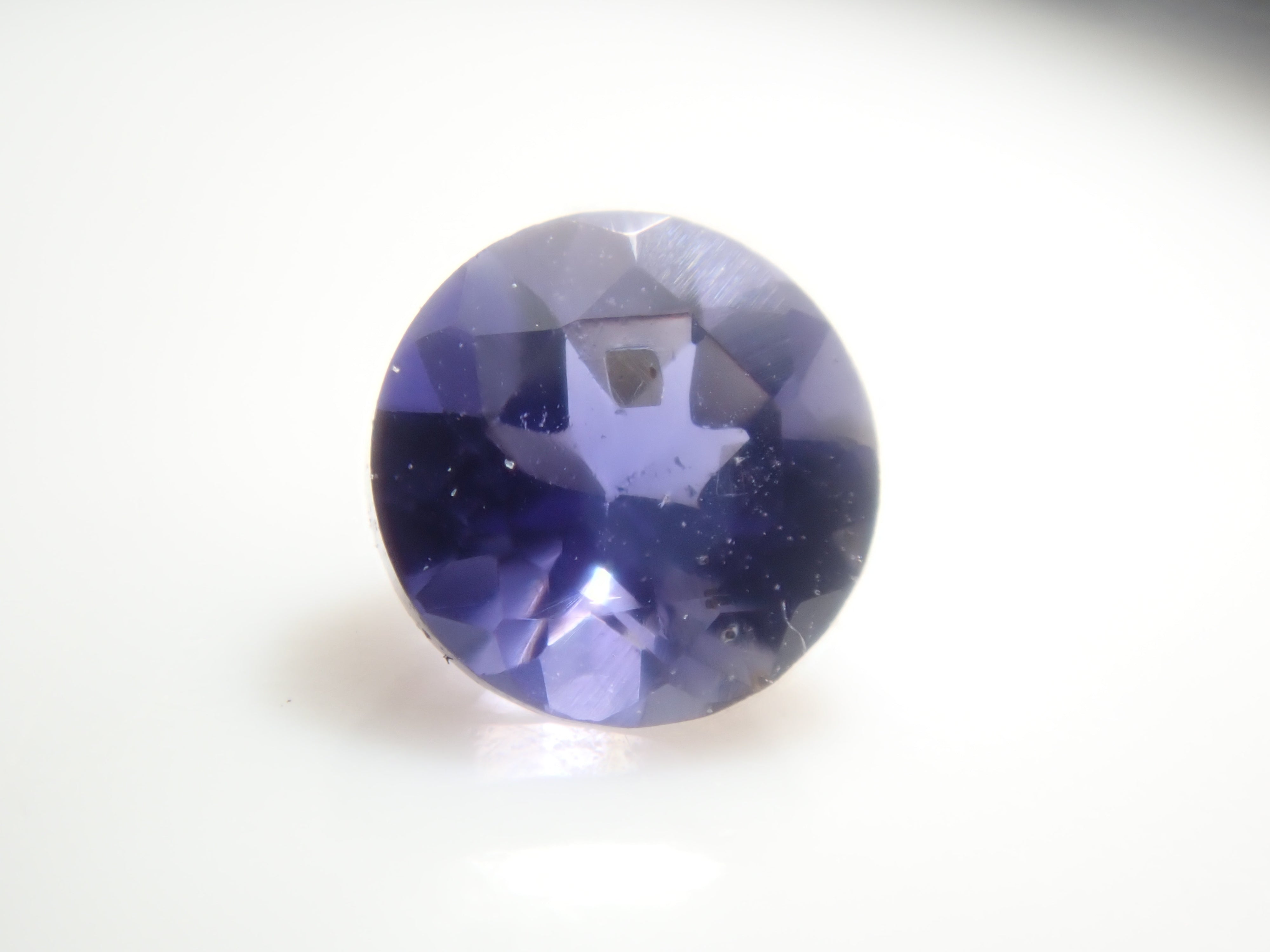 アイオライト・フロゴパイト(金雲母)入り 0.092ctルース