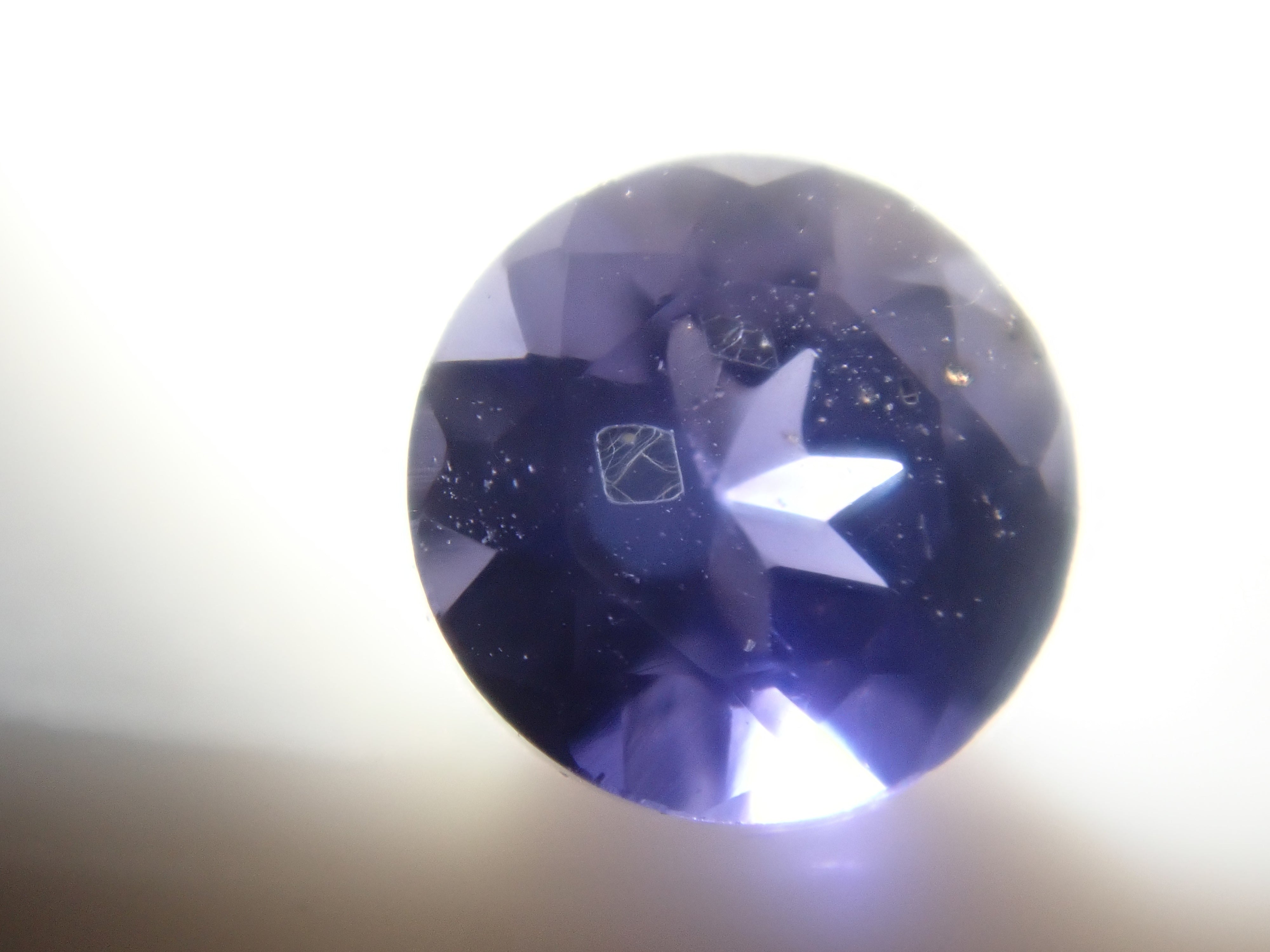 アイオライト・フロゴパイト(金雲母)入り 0.092ctルース