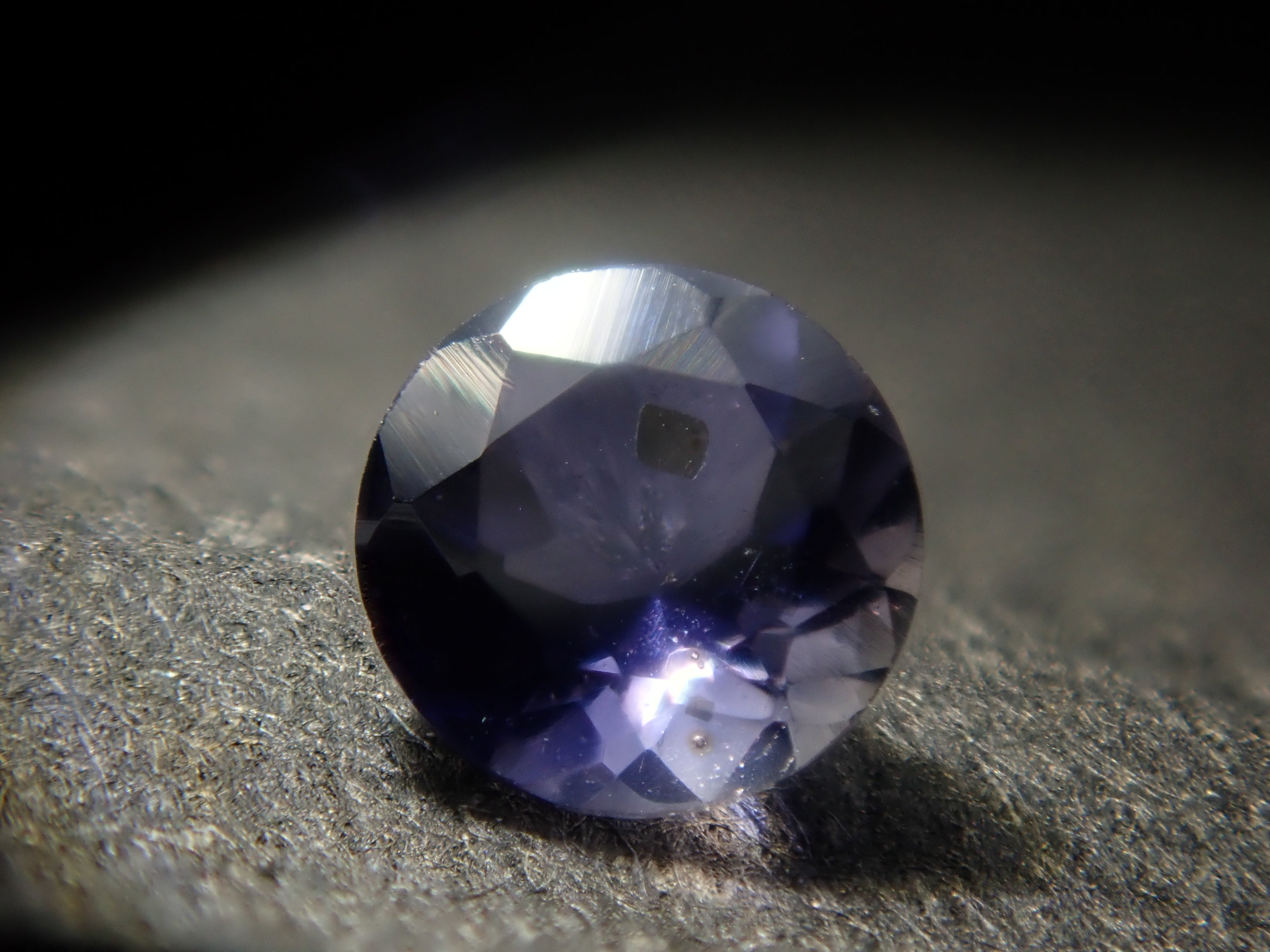 アイオライト・フロゴパイト(金雲母)入り 0.092ctルース