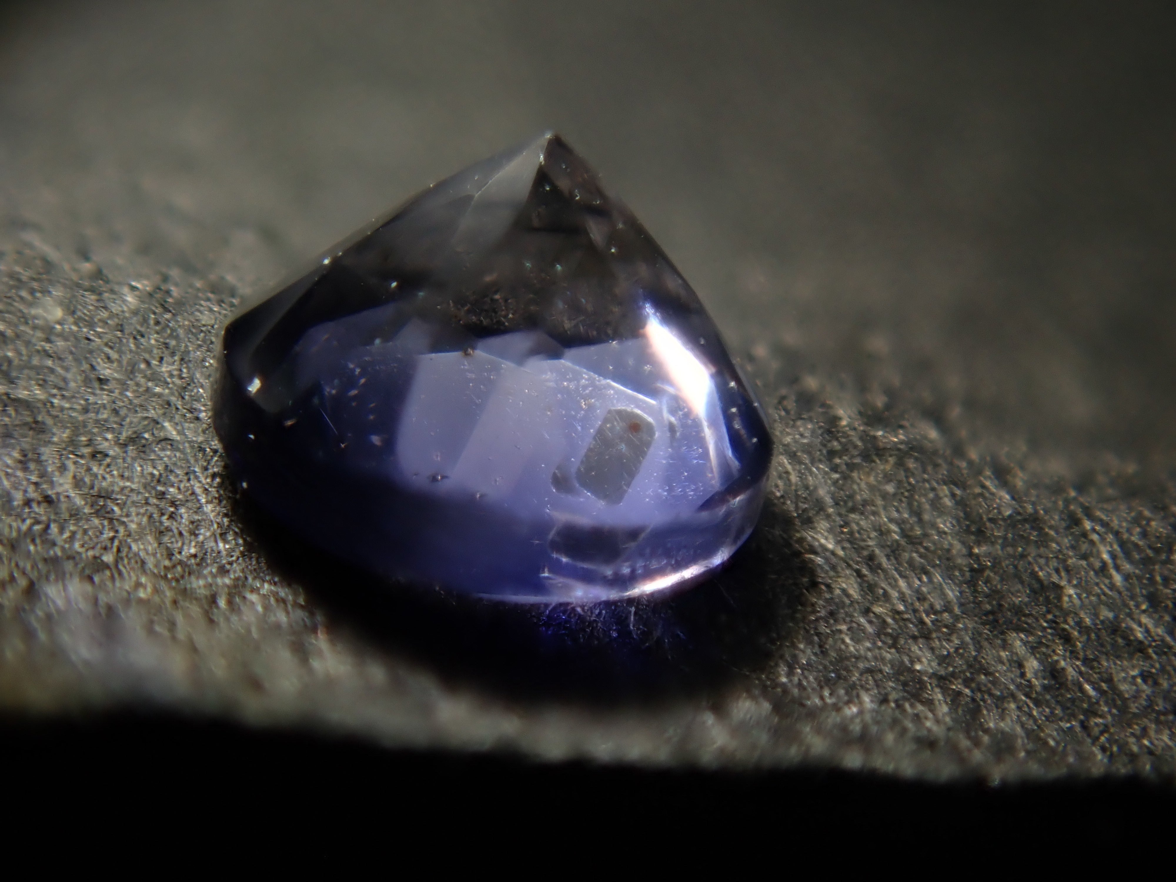 アイオライト・フロゴパイト(金雲母)入り 0.092ctルース