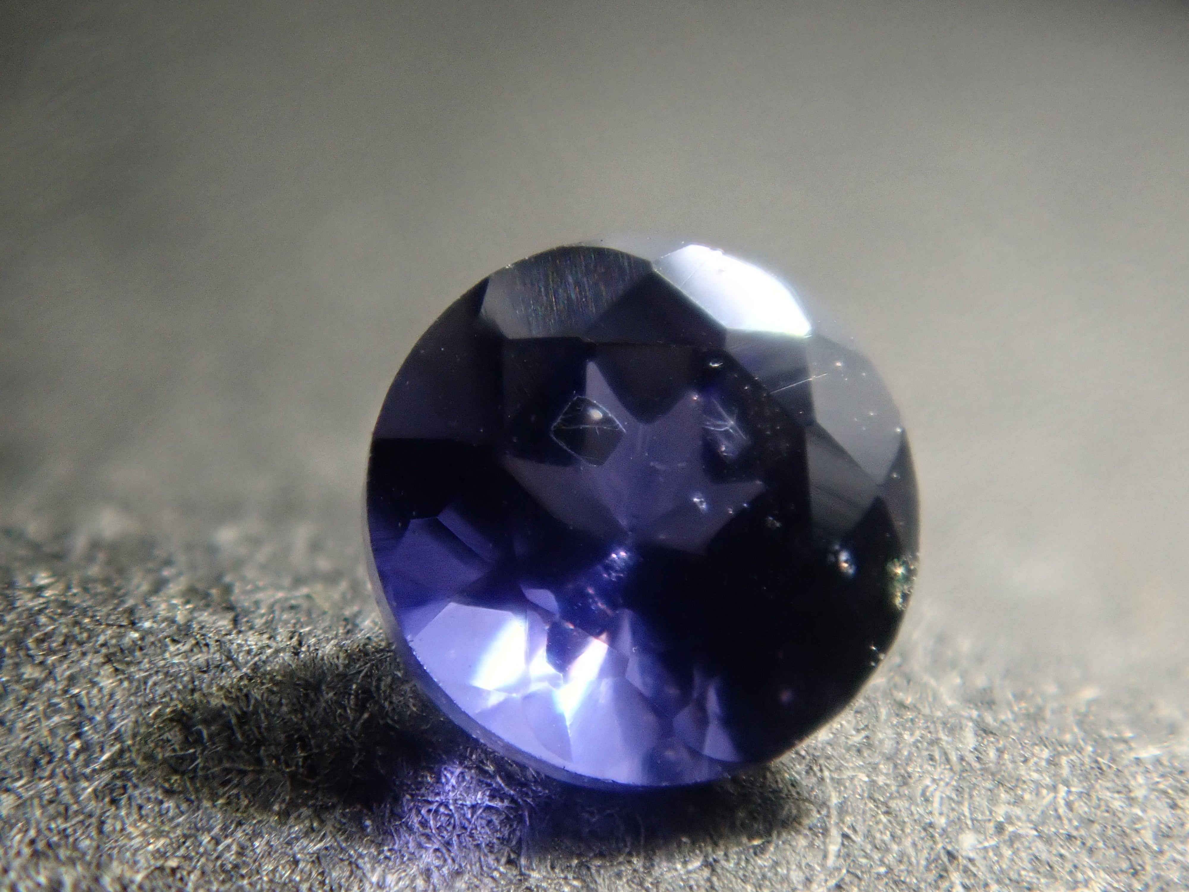 アイオライト・フロゴパイト(金雲母)入り 0.092ctルース