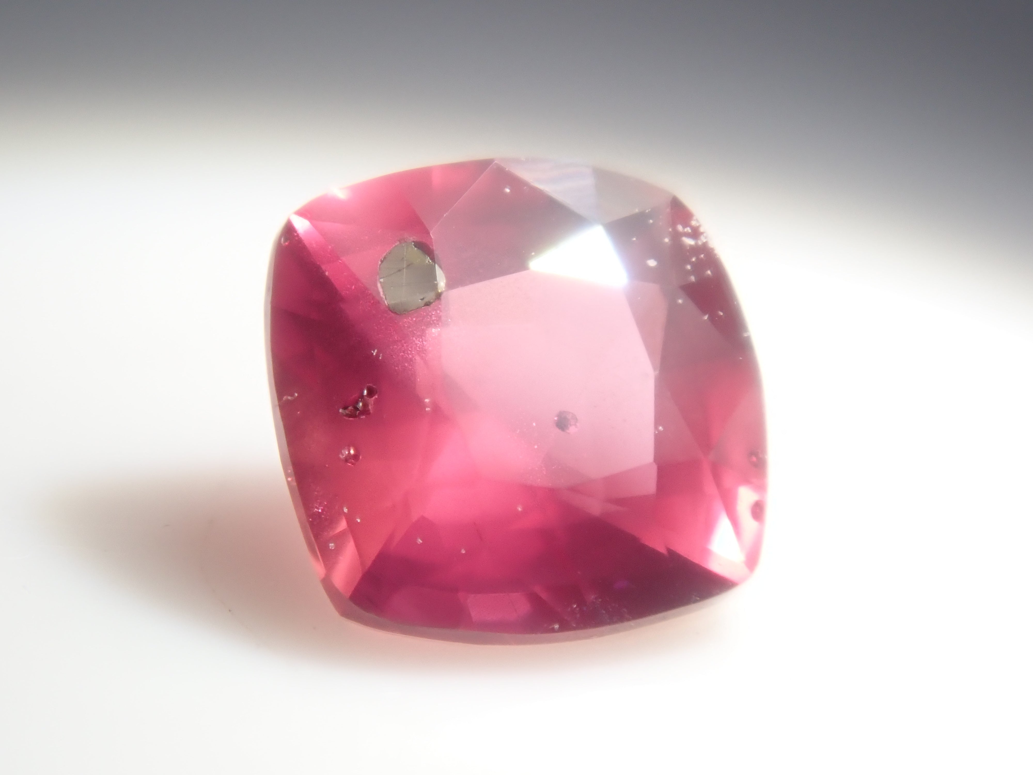 【抽選販売0216_09】《クイズ出題》ピンクサファイア(ヘマタイト入り) 0.271ctルース