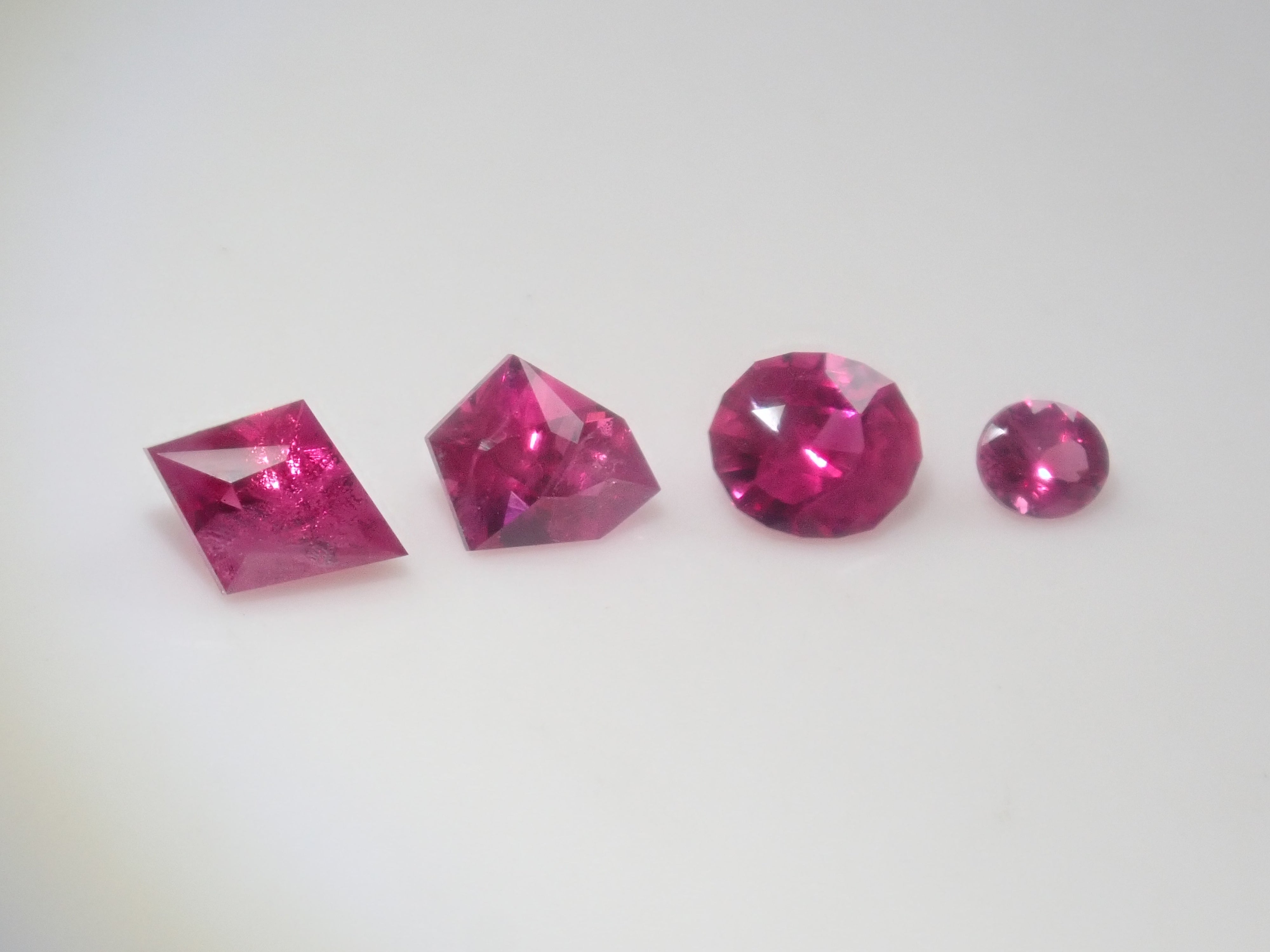 【12/22時販売】《限定15石》6万円相当のピジョンブラッドルビーAIGSを含む赤色宝石ガチャ💎ルビーやホットピンクサファイア《複数購入割引有》