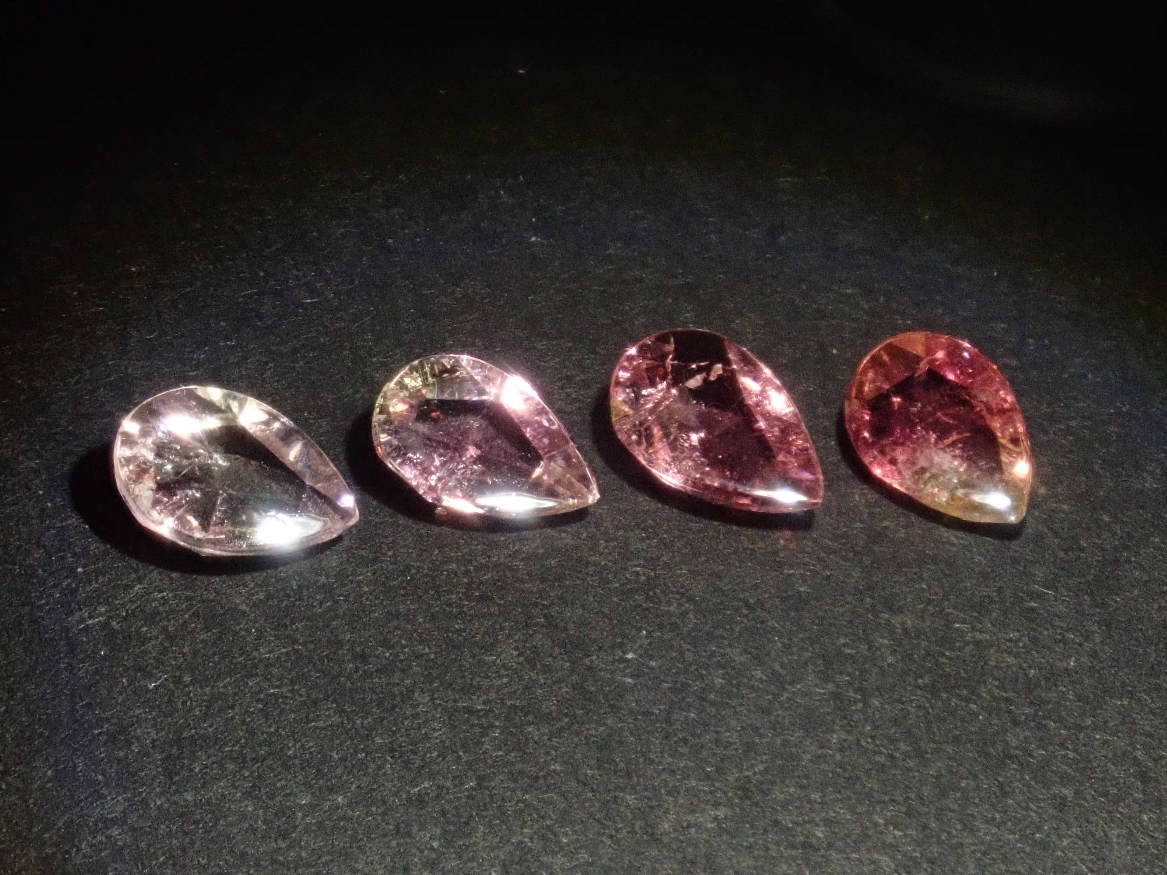 【1/2 22時販売】《限定11石》バイカラーガチャ(ジンバブエ産バイカラーユークレース、バイカラーサファイア、バイカラーゾイサイト含む)《複数購入割引有》