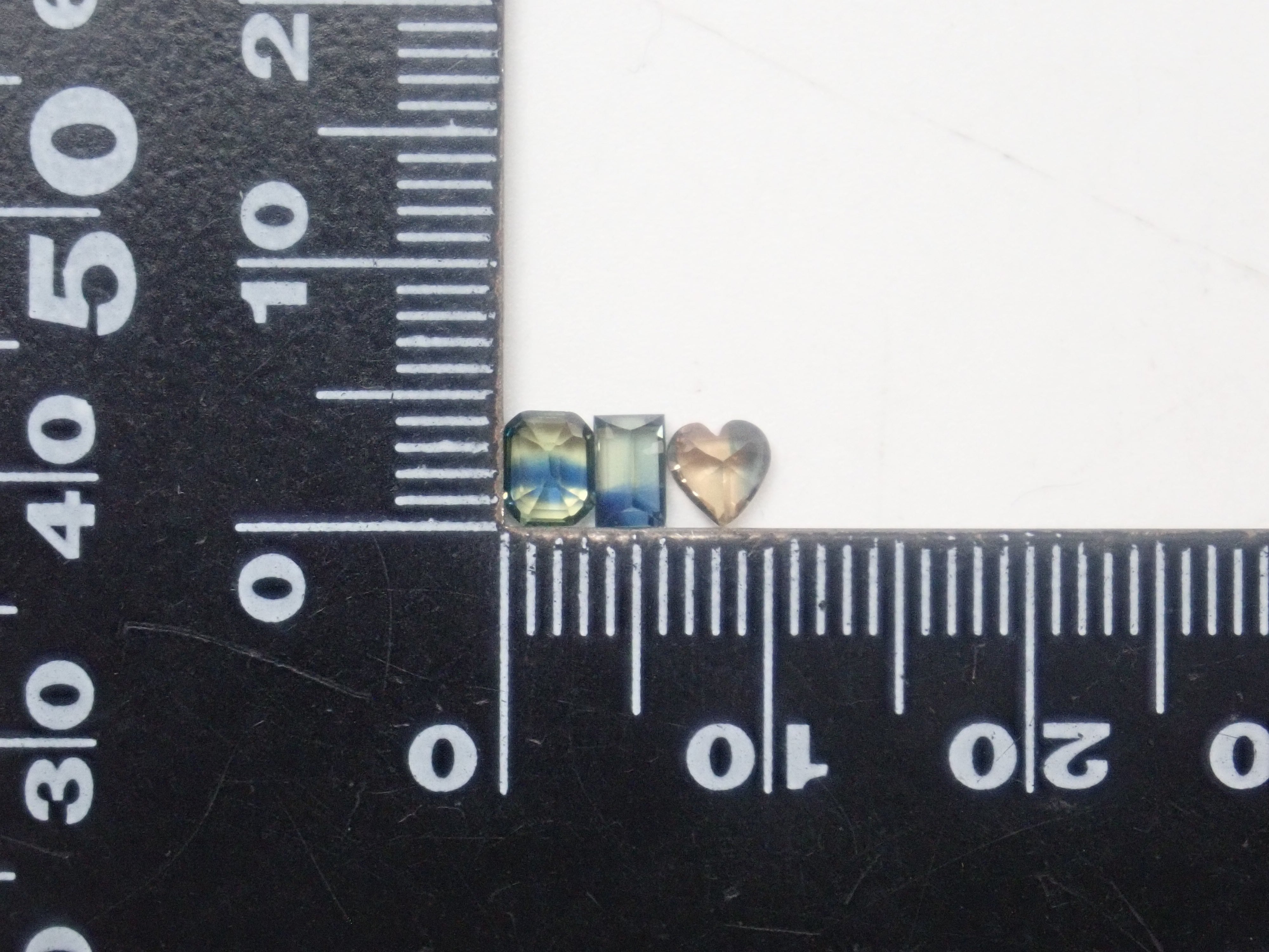 【1/2 22時販売】《限定11石》バイカラーガチャ(ジンバブエ産バイカラーユークレース、バイカラーサファイア、バイカラーゾイサイト含む)《複数購入割引有》