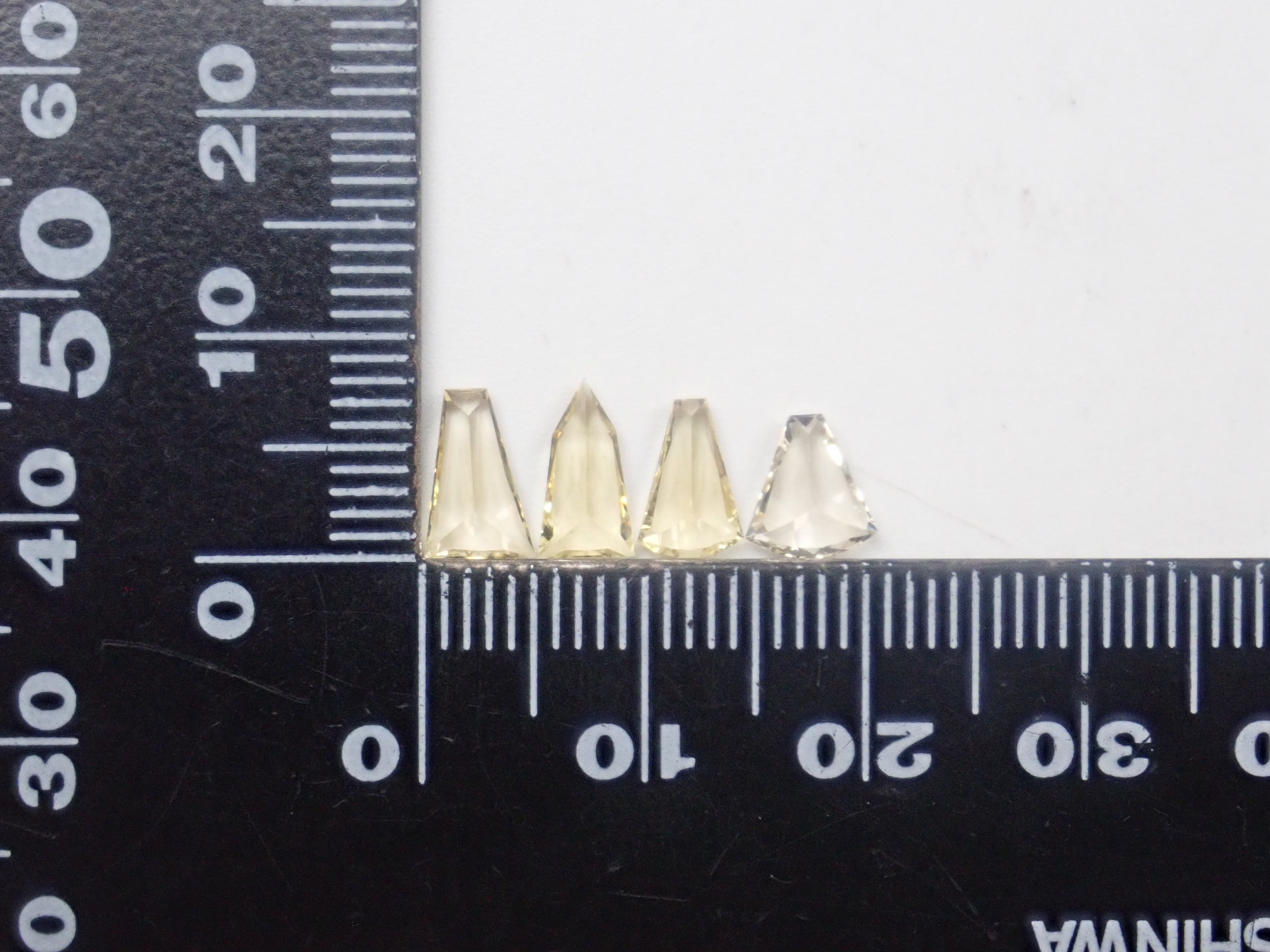 【1/3 22時販売】《限定13石》ベリルガチャ(甲州貴石切子のアクアマリン・ボルテックスカット含む)1石ルース《複数購入割引有》