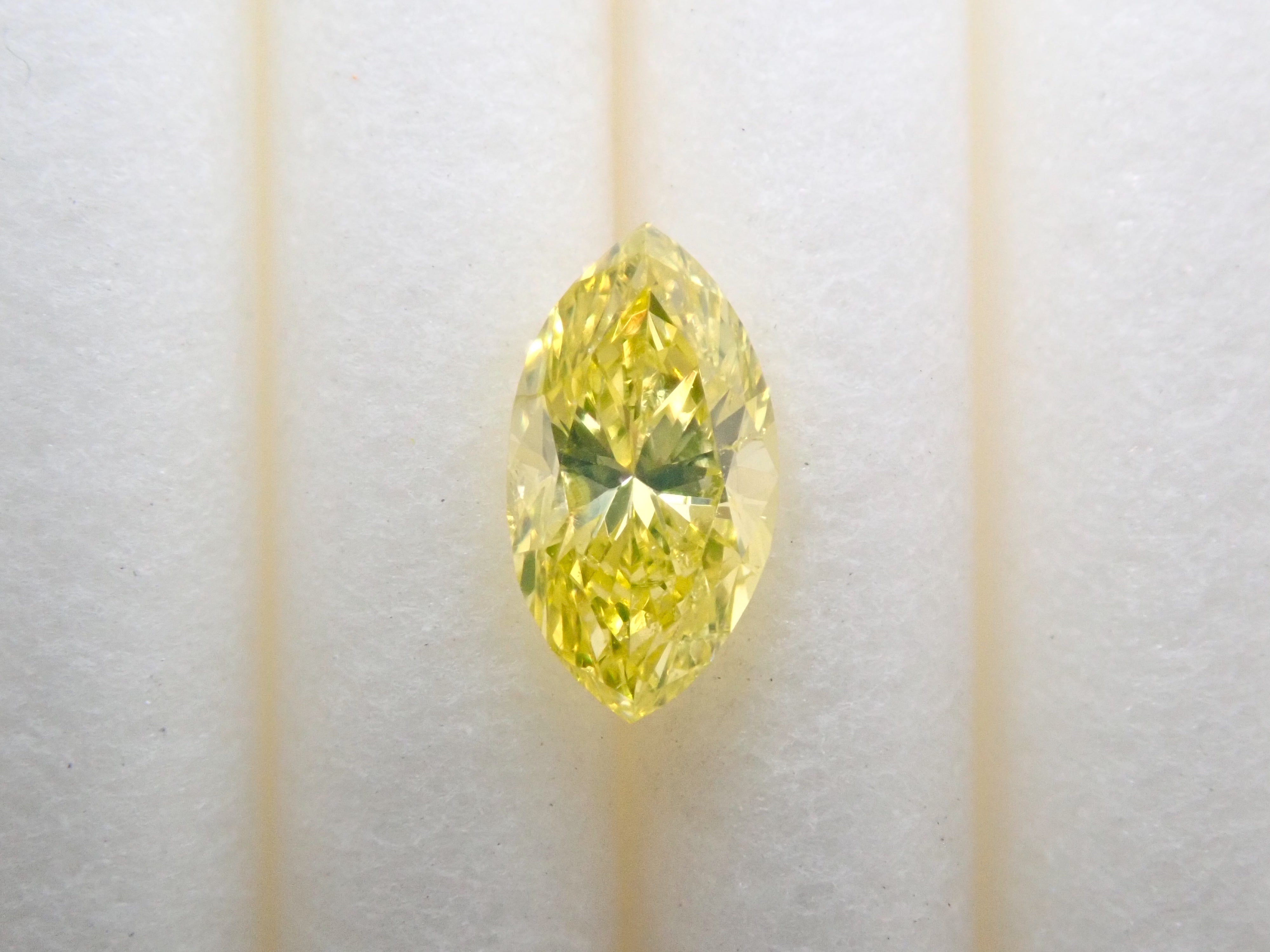 カナリーイエローダイヤモンド(トリートメント) 0.260ctルース(FANCY INTENSE GREENISH YELLOW*, SI-2)