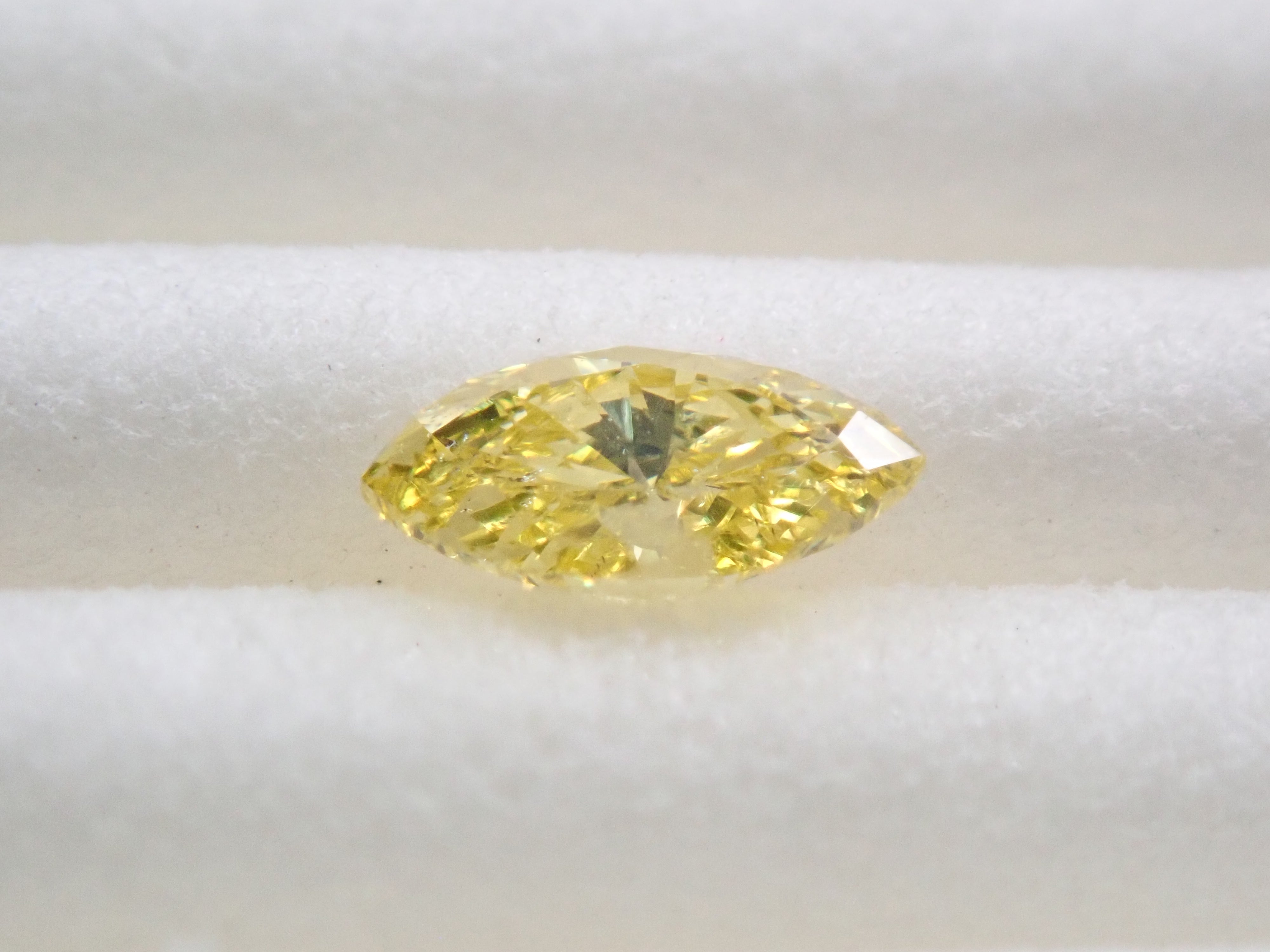 イエローダイヤモンド(トリートメント) 0.221ctルース(FANCY INTENSE YELLOW*, SI-1)