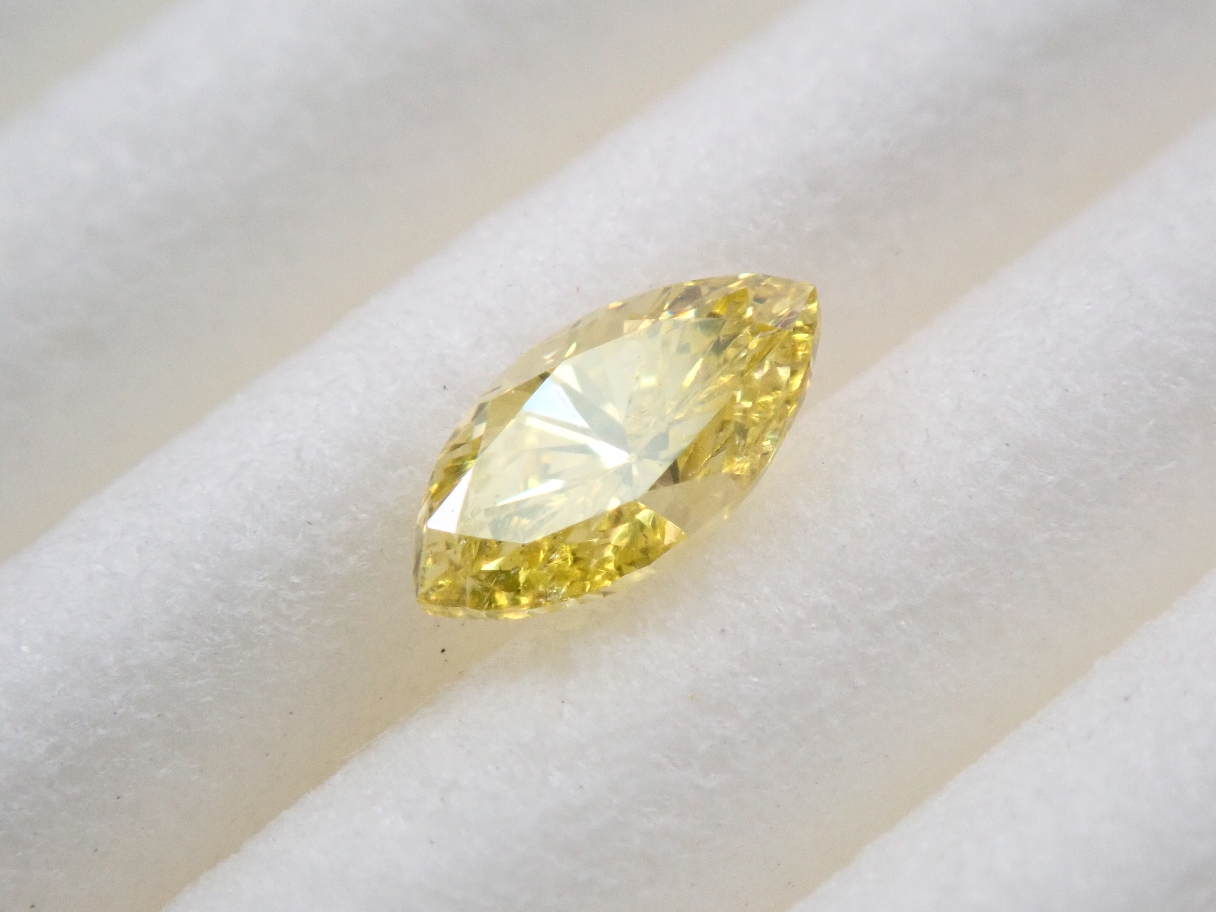 イエローダイヤモンド(トリートメント) 0.221ctルース(FANCY INTENSE YELLOW*, SI-1)