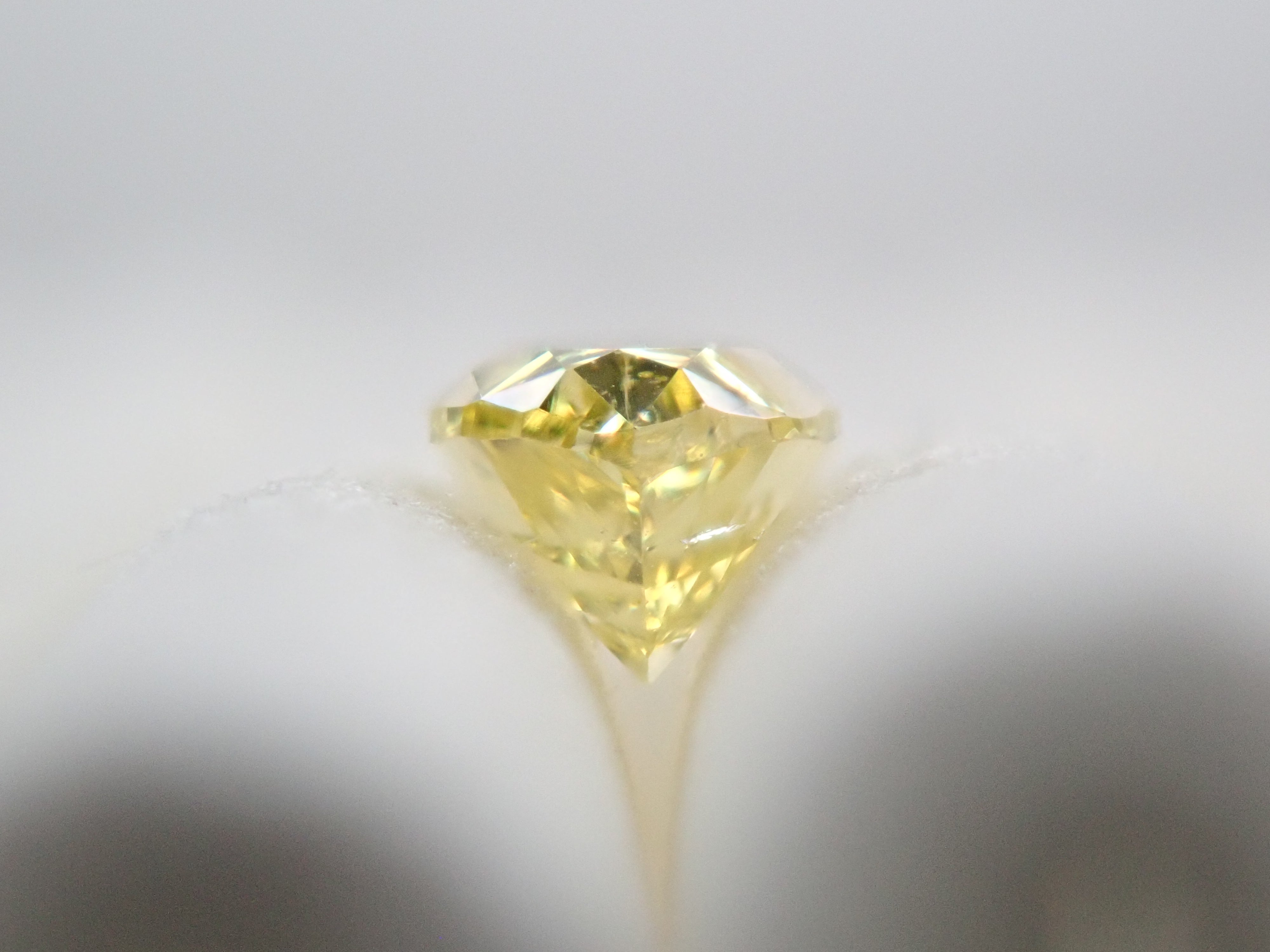 イエローダイヤモンド(トリートメント) 0.221ctルース(FANCY INTENSE YELLOW*, SI-1)