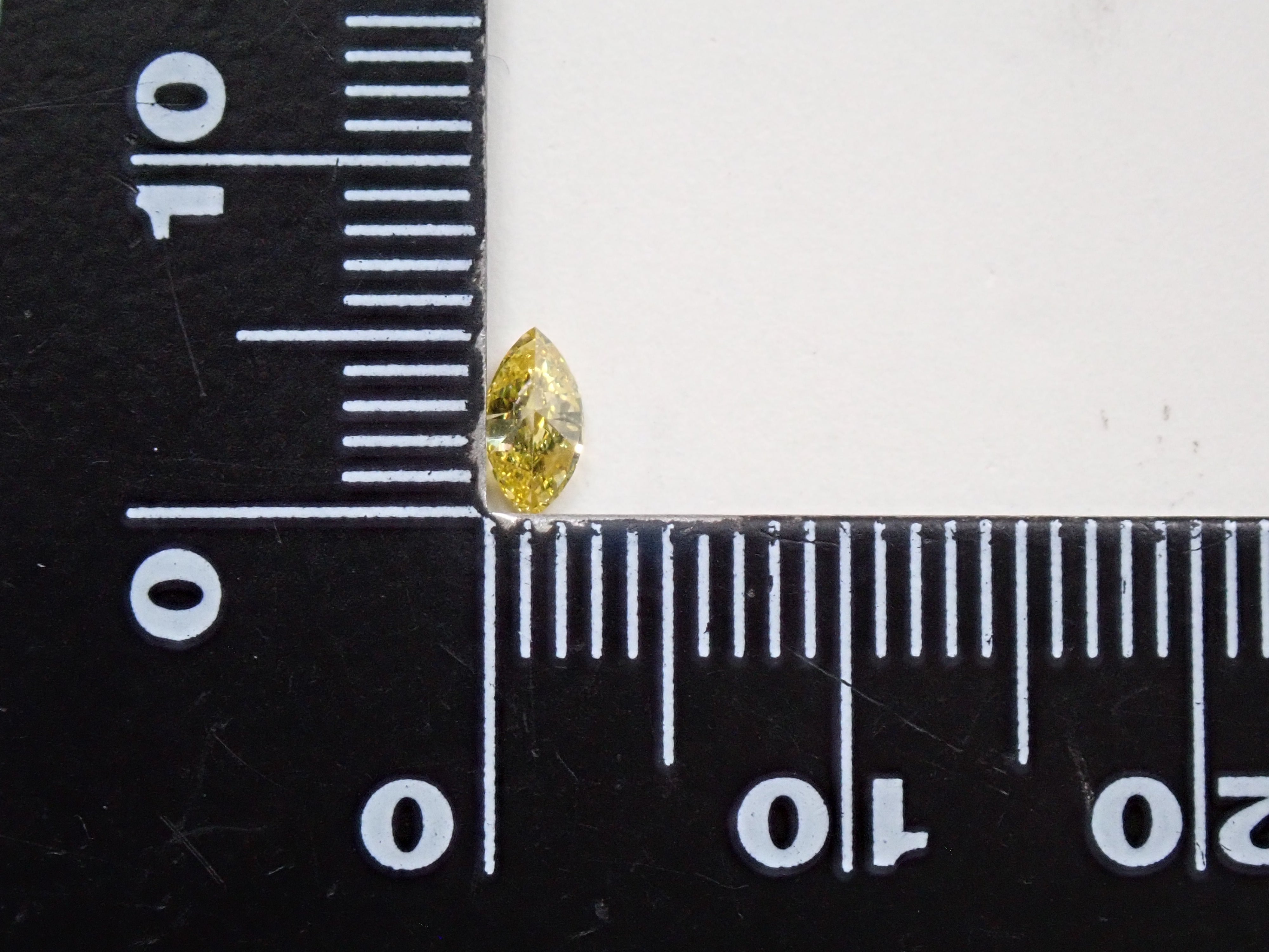 イエローダイヤモンド(トリートメント) 0.221ctルース(FANCY INTENSE YELLOW*, SI-1)