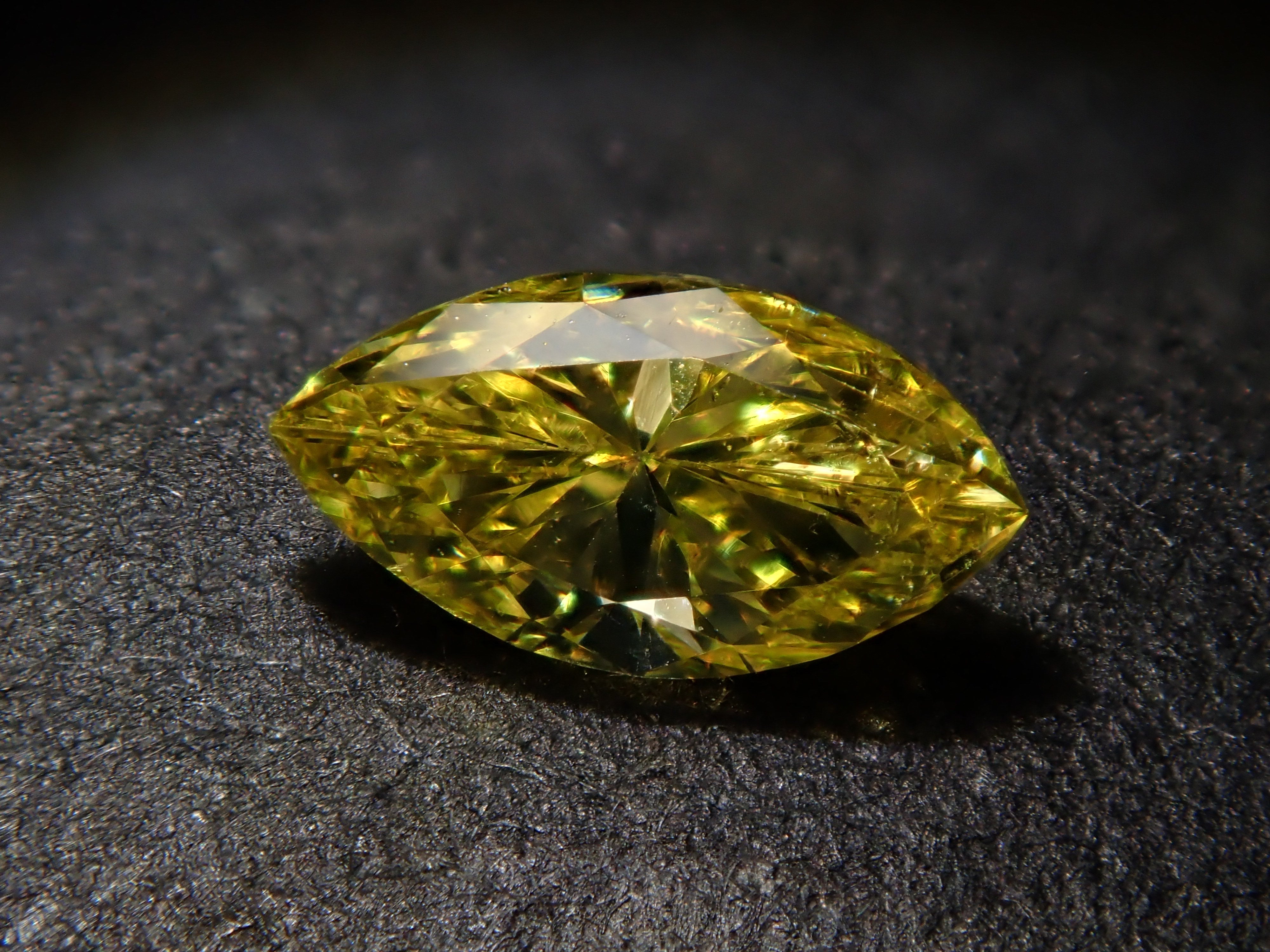 イエローダイヤモンド(トリートメント) 0.221ctルース(FANCY INTENSE YELLOW*, SI-1)