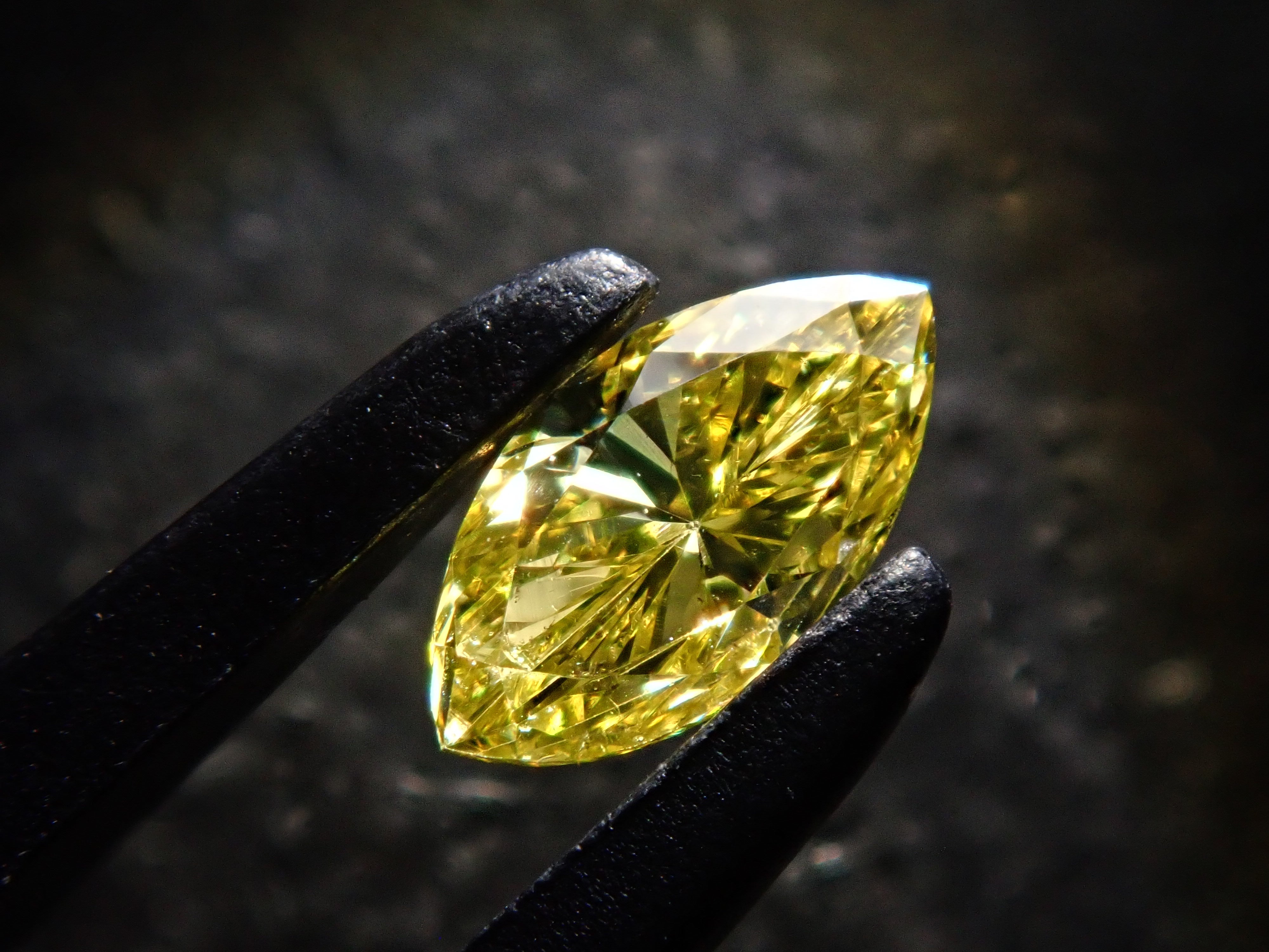 イエローダイヤモンド(トリートメント) 0.221ctルース(FANCY INTENSE YELLOW*, SI-1)