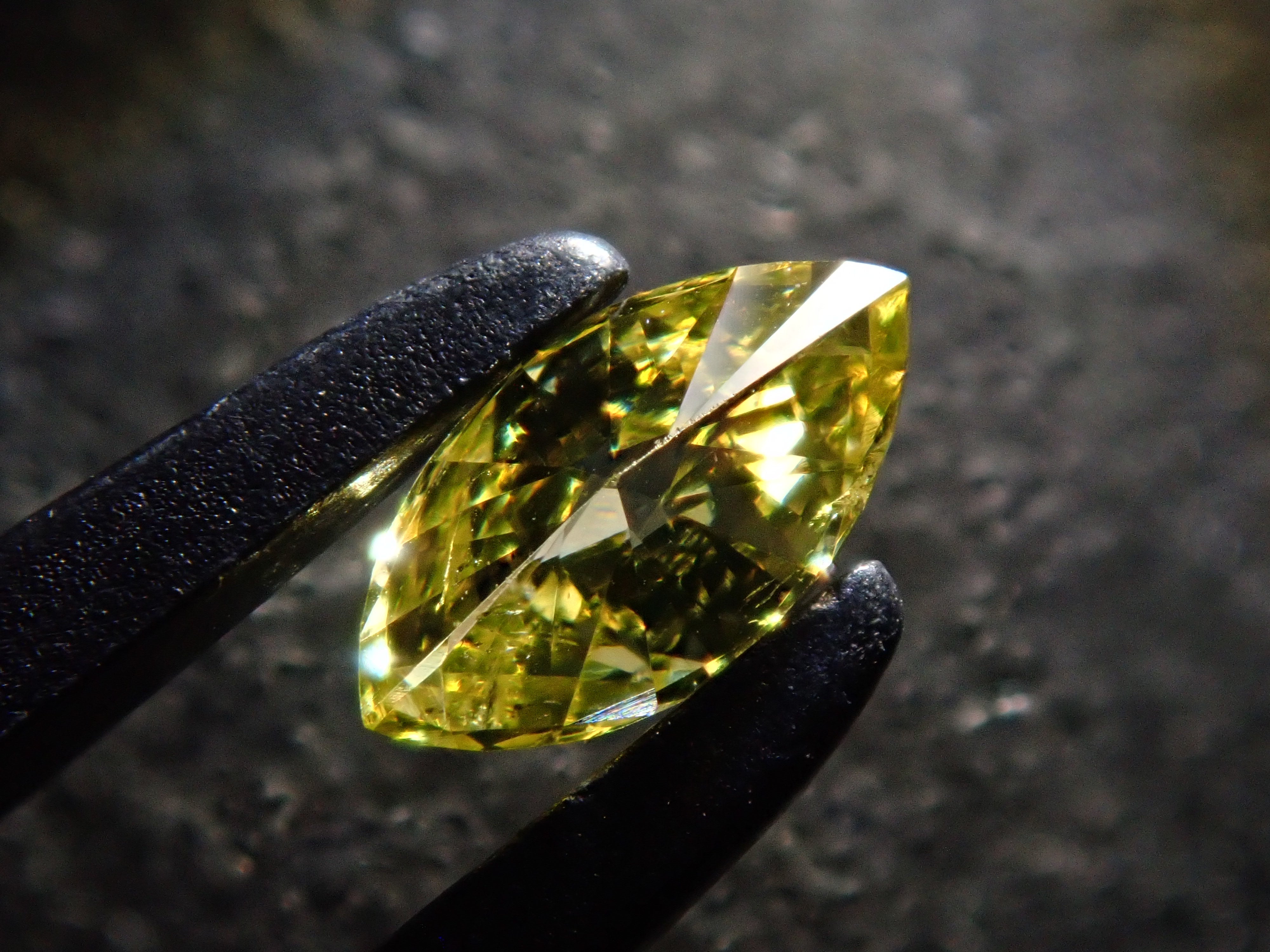 イエローダイヤモンド(トリートメント) 0.221ctルース(FANCY INTENSE YELLOW*, SI-1)