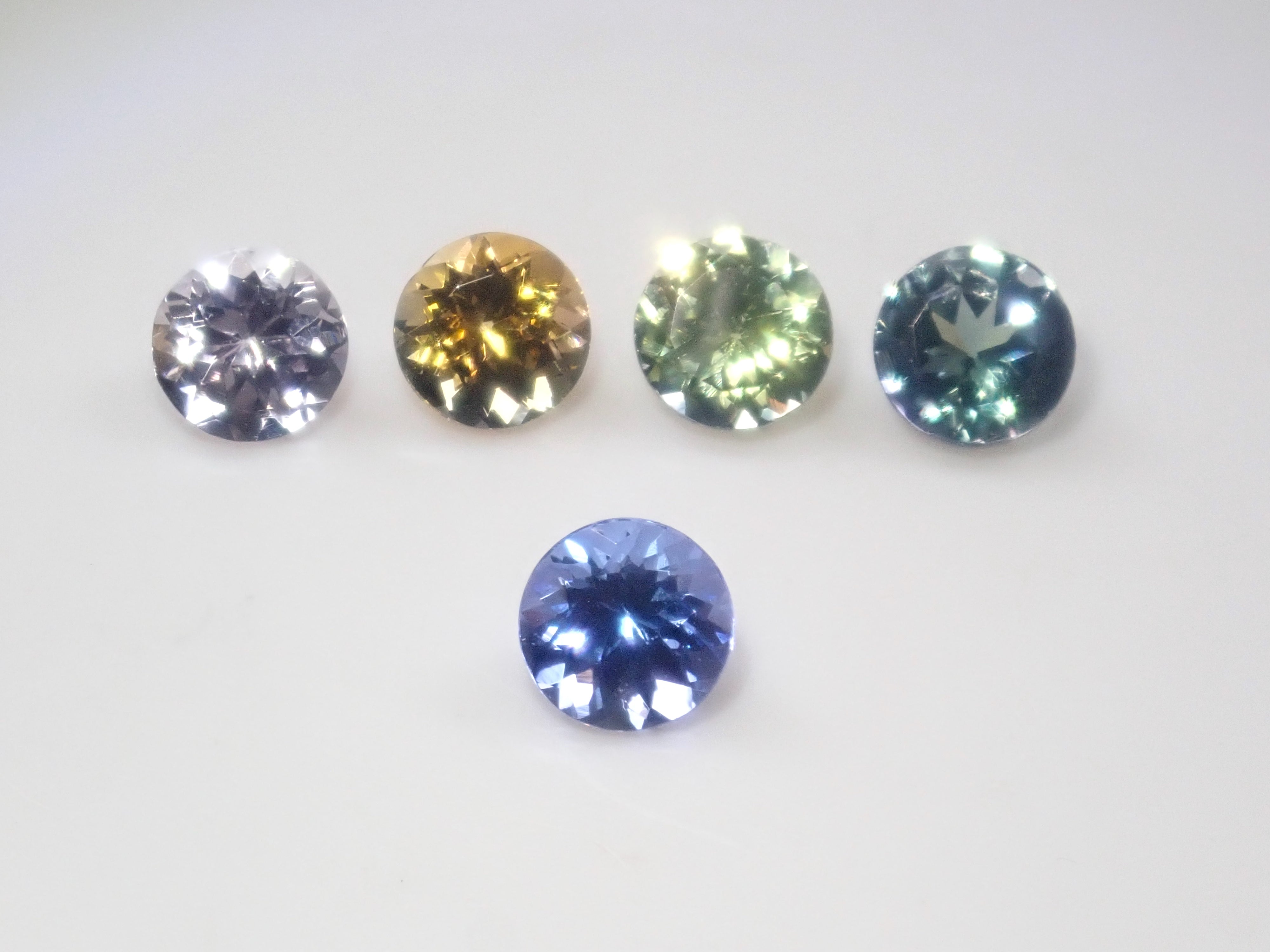 【1/10 22時販売】《限定5石》ゾイサイトガチャ全石鑑別書付き(ピンクゾイサイト、イエローゾイサイト、グリーンゾイサイト、タンザナイト含む,5mm)《複数購入割引有》