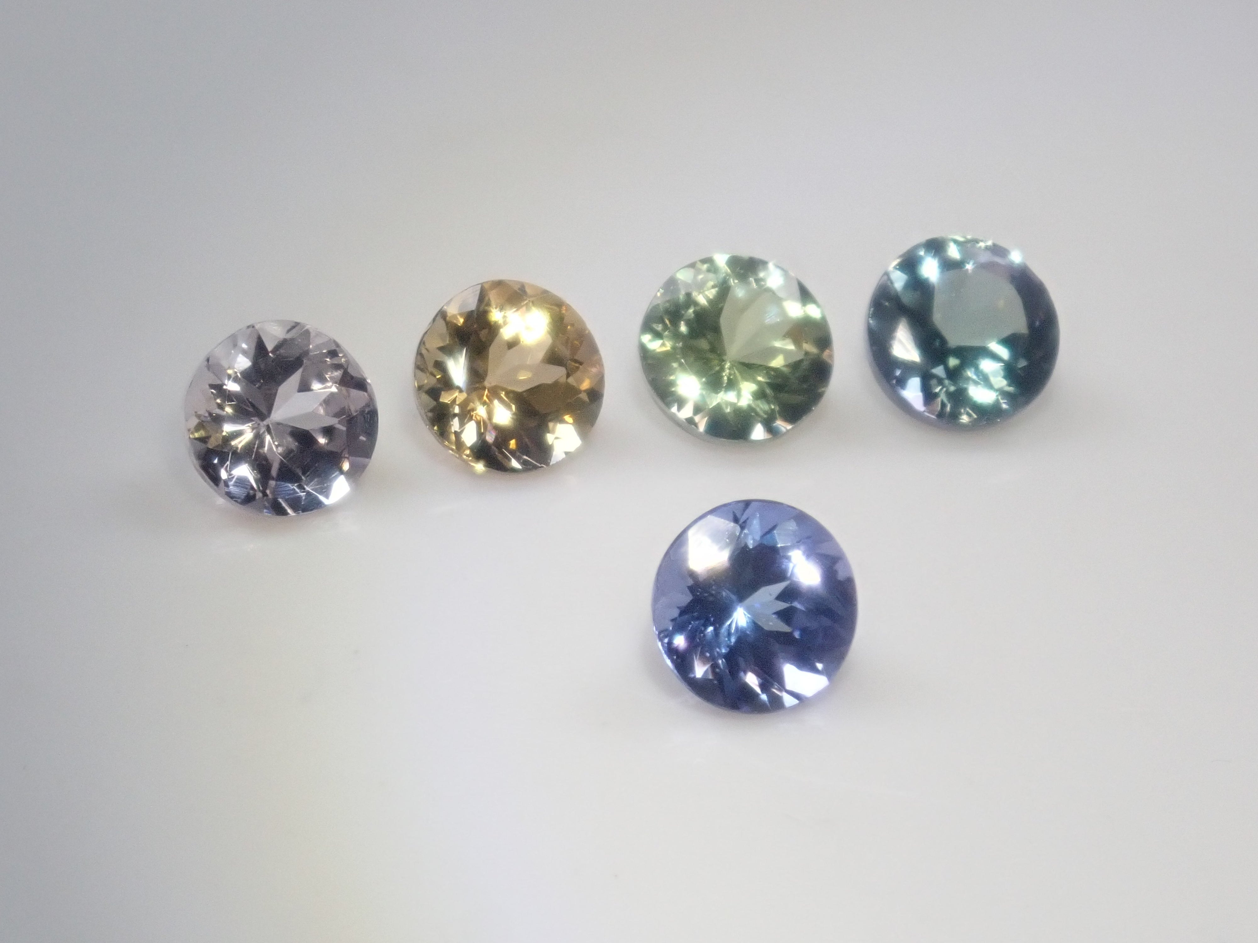 【1/10 22時販売】《限定5石》ゾイサイトガチャ全石鑑別書付き(ピンクゾイサイト、イエローゾイサイト、グリーンゾイサイト、タンザナイト含む,5mm)《複数購入割引有》