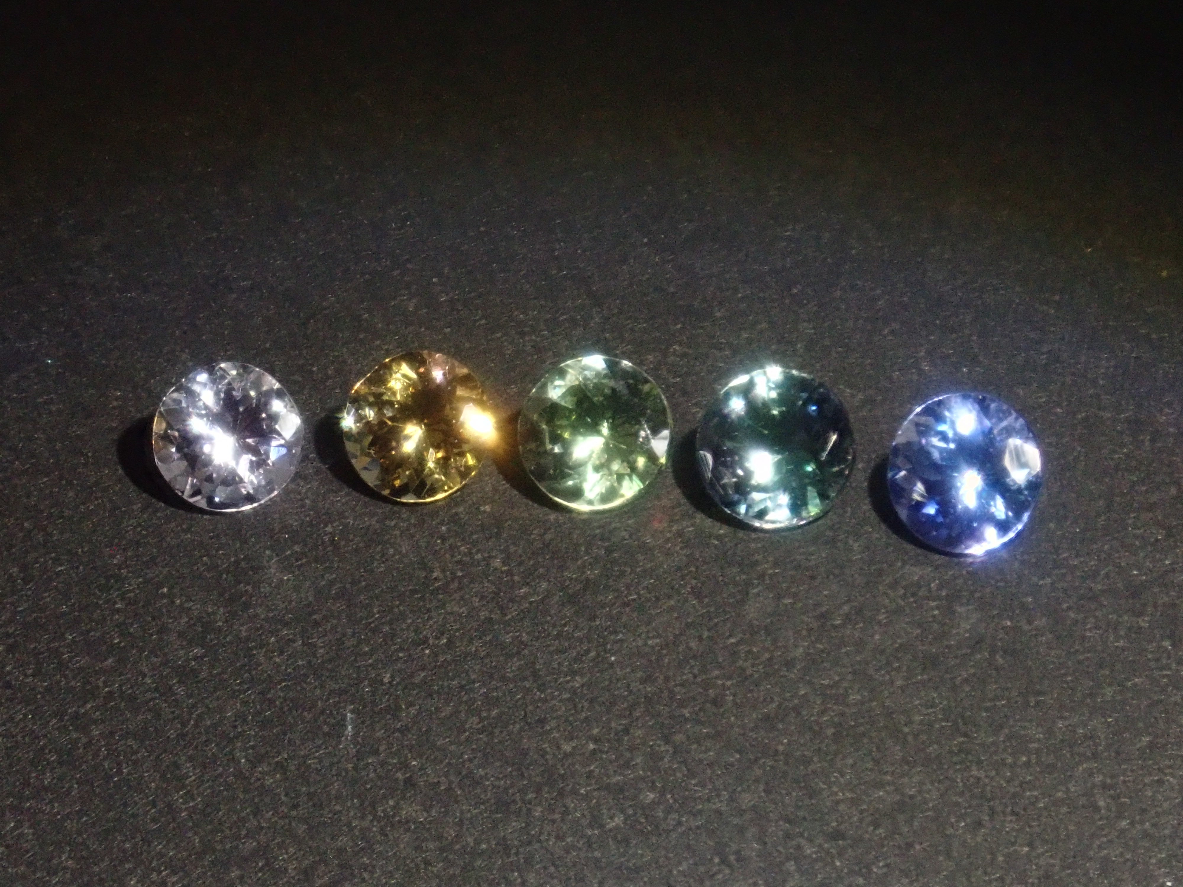 【1/10 22時販売】《限定5石》ゾイサイトガチャ全石鑑別書付き(ピンクゾイサイト、イエローゾイサイト、グリーンゾイサイト、タンザナイト含む,5mm)《複数購入割引有》