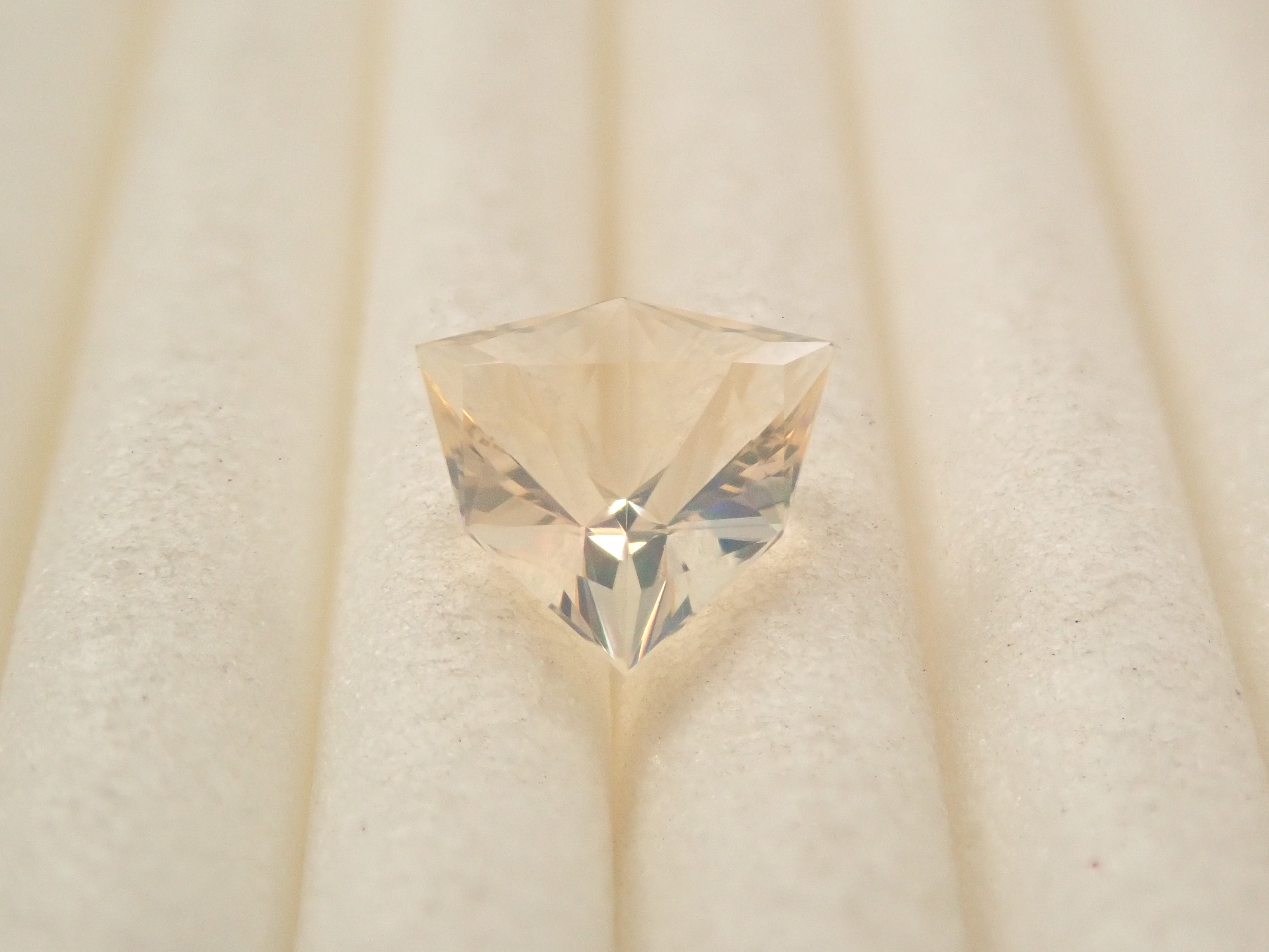 【1/2 22時販売】メキシコ産ファイアオパール(ファセットカット) 0.401ctルース(コントラルスオパール)