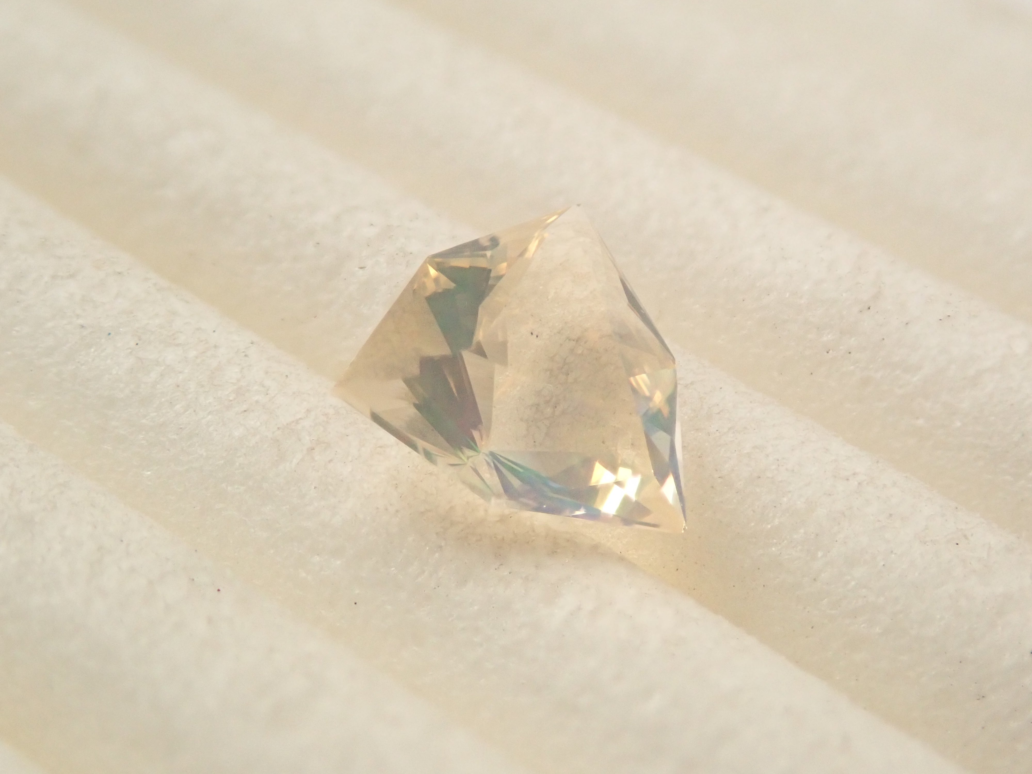 【1/2 22時販売】メキシコ産ファイアオパール(ファセットカット) 0.401ctルース(コントラルスオパール)