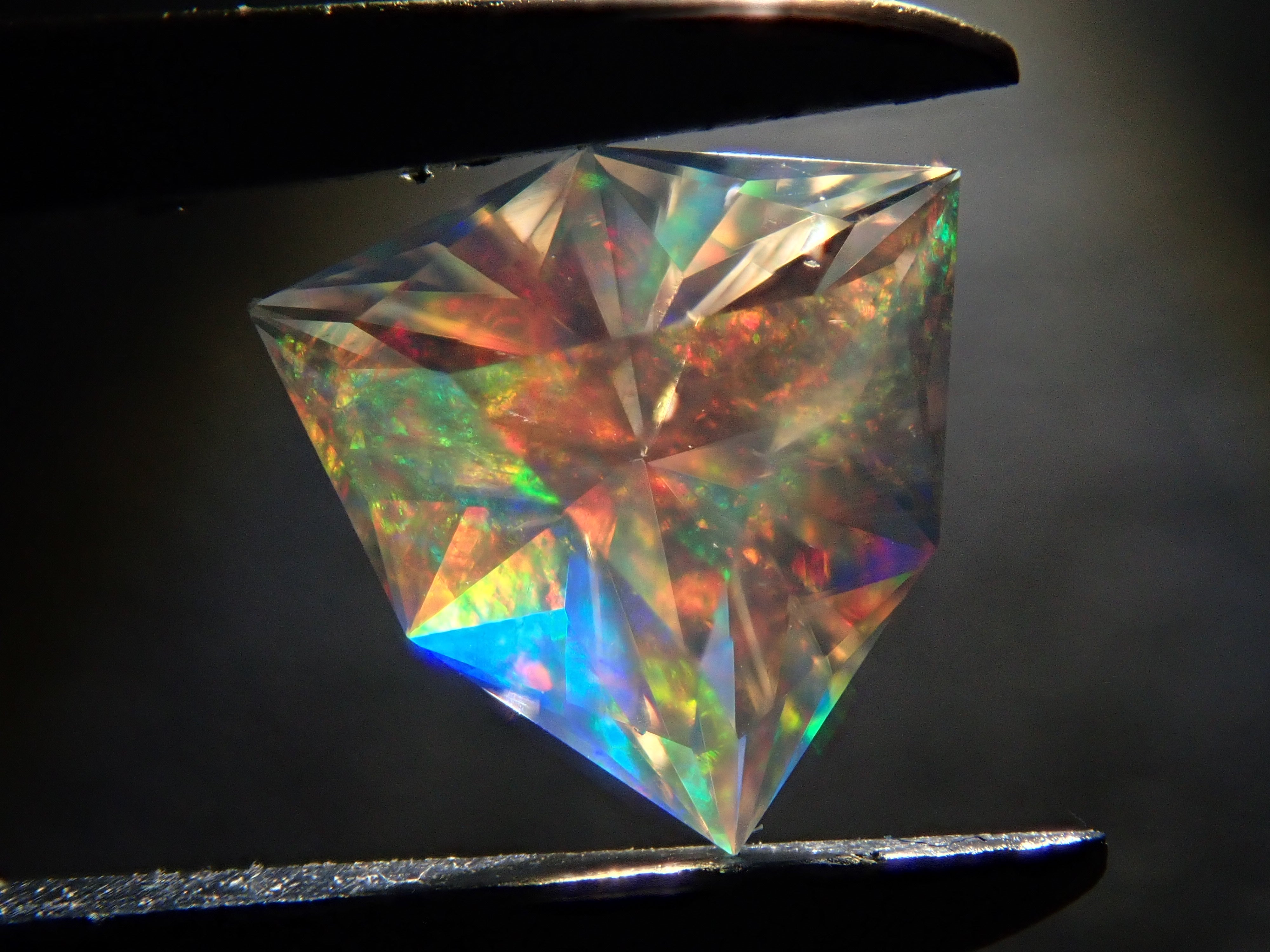 【1/2 22時販売】メキシコ産ファイアオパール(ファセットカット) 0.401ctルース(コントラルスオパール)