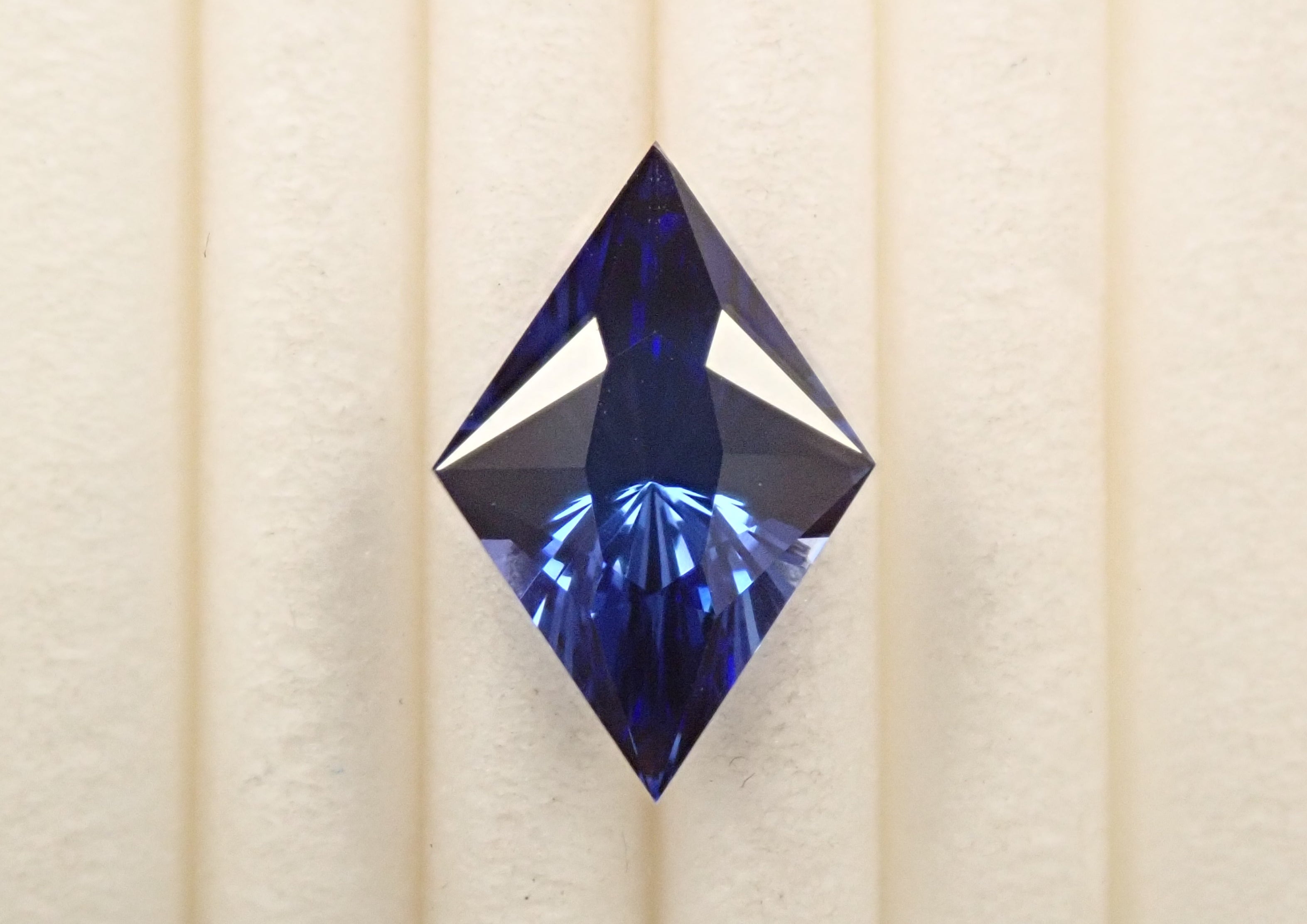 【1/3 22時販売】合成サファイア 2.393ctルース(合成ブルーサファイア)