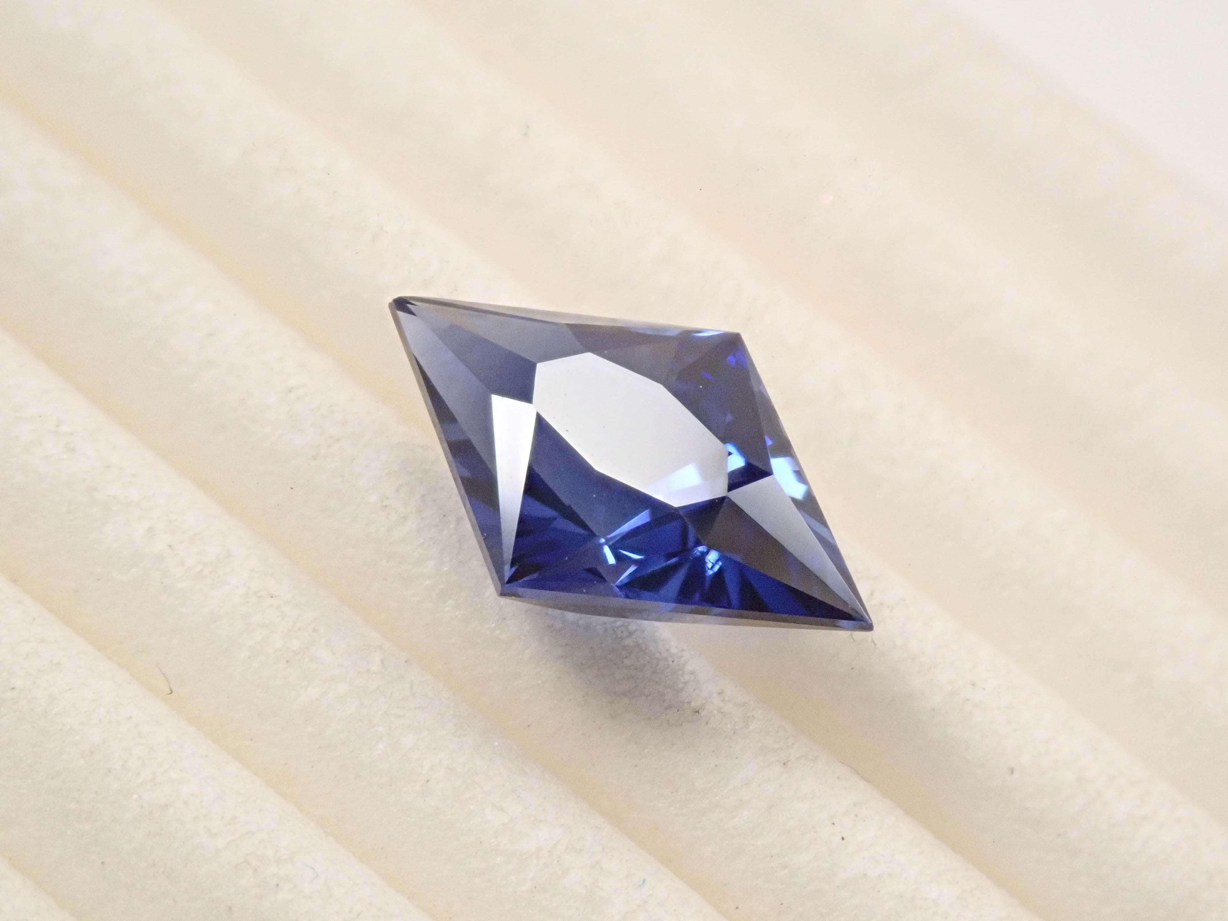 【1/3 22時販売】合成サファイア 2.393ctルース(合成ブルーサファイア)