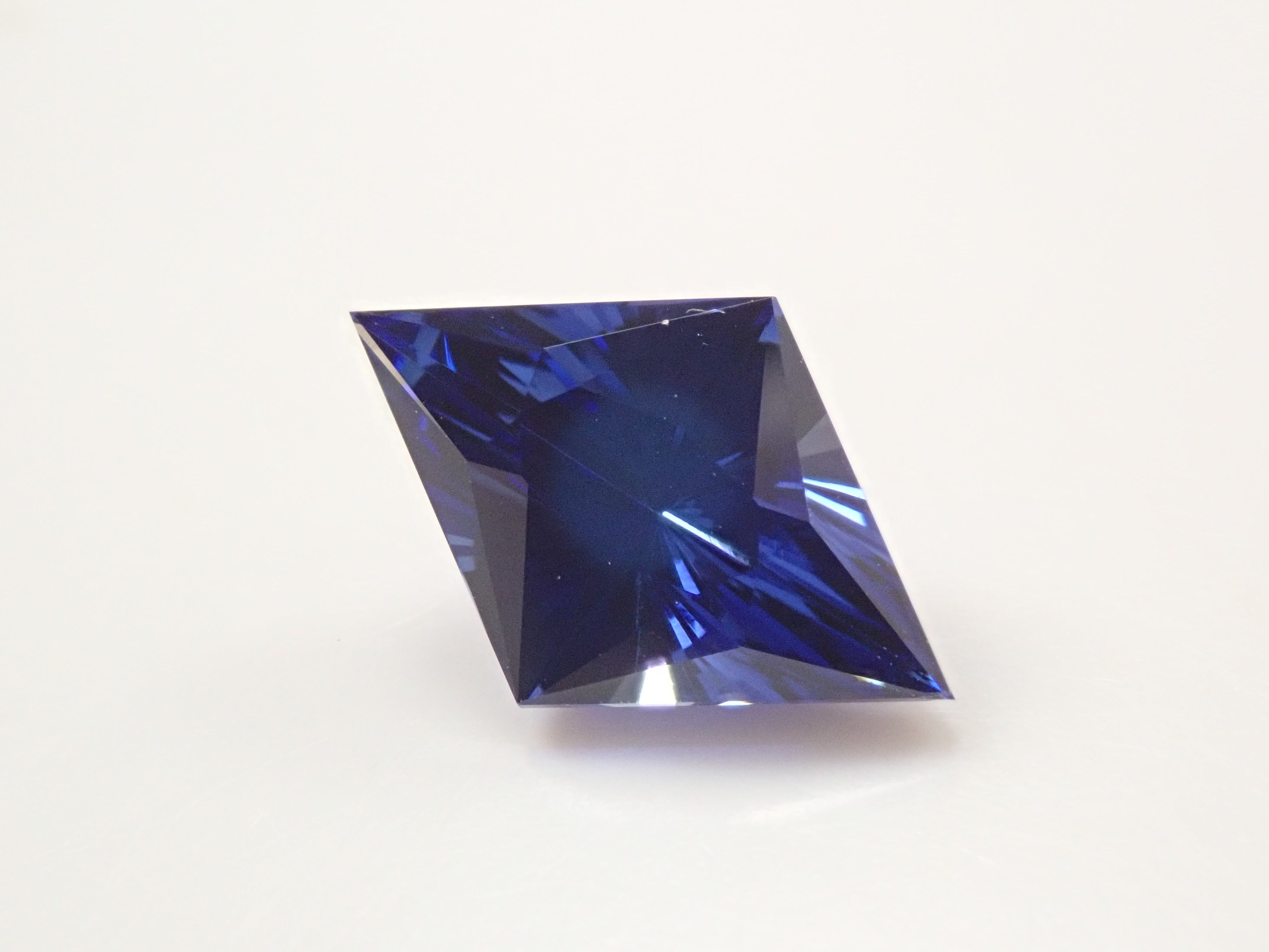 【1/3 22時販売】合成サファイア 2.393ctルース(合成ブルーサファイア)