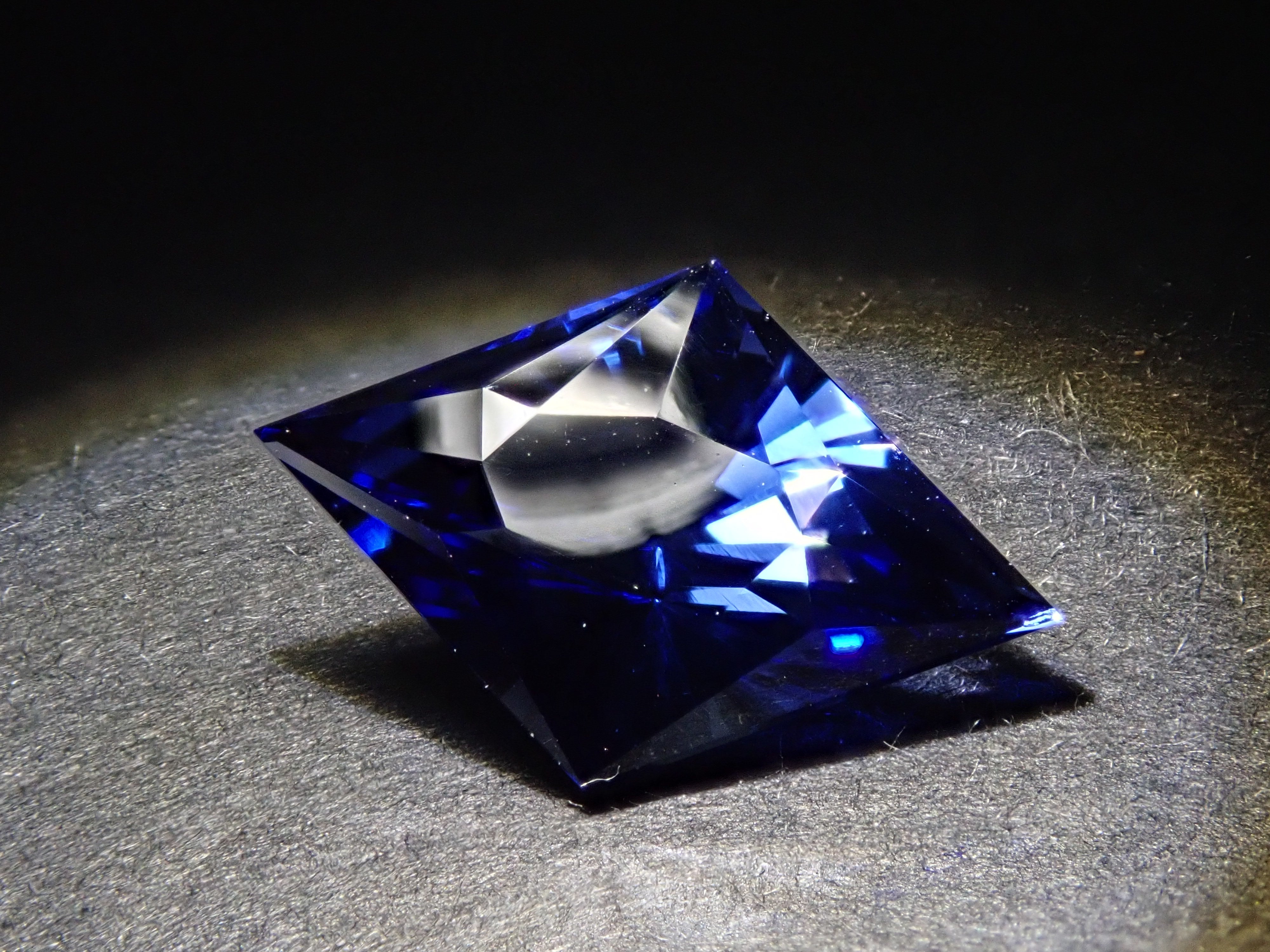【1/3 22時販売】合成サファイア 2.393ctルース(合成ブルーサファイア)