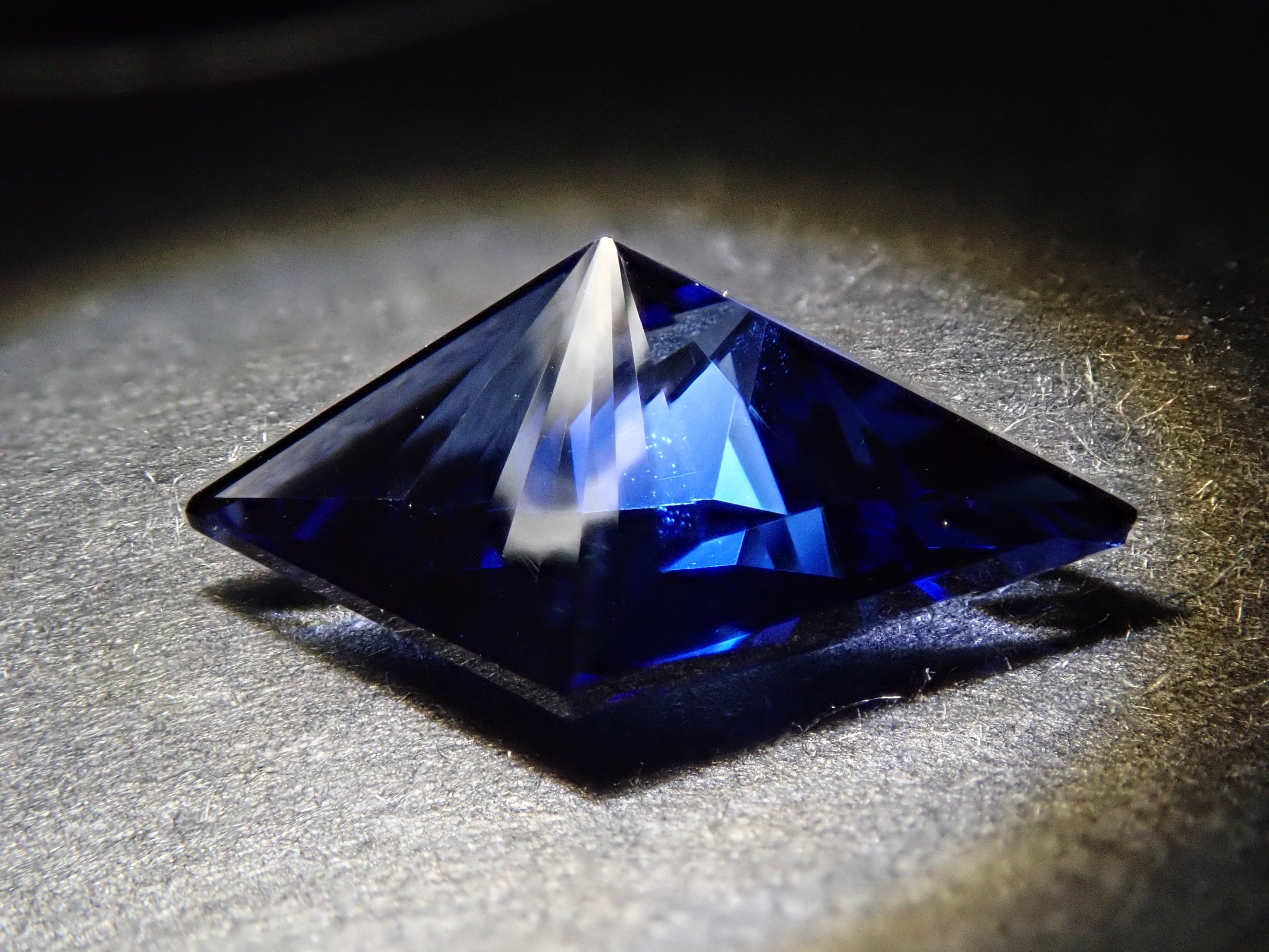 【1/3 22時販売】合成サファイア 2.393ctルース(合成ブルーサファイア)