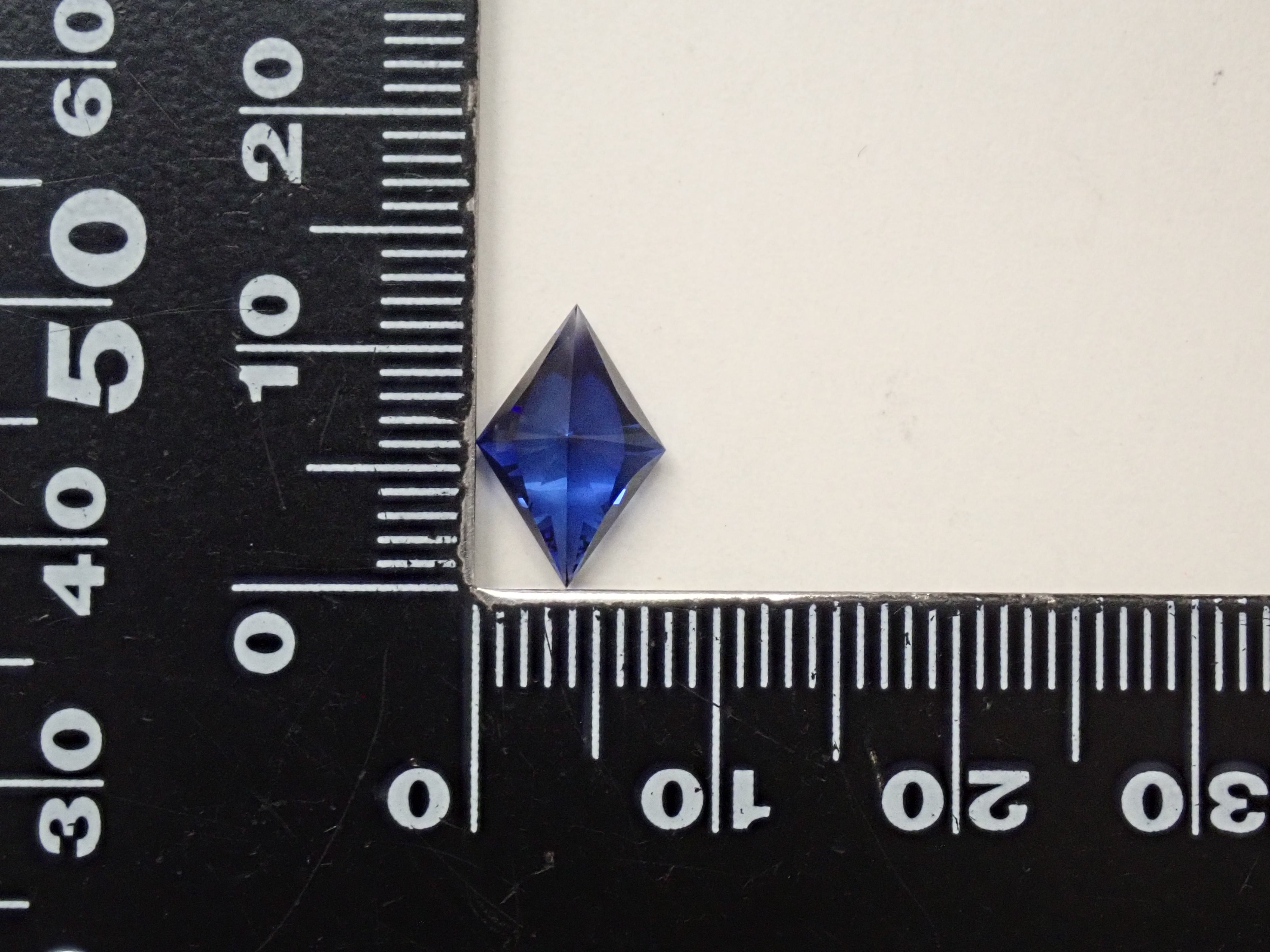 【1/3 22時販売】合成サファイア 2.393ctルース(合成ブルーサファイア)