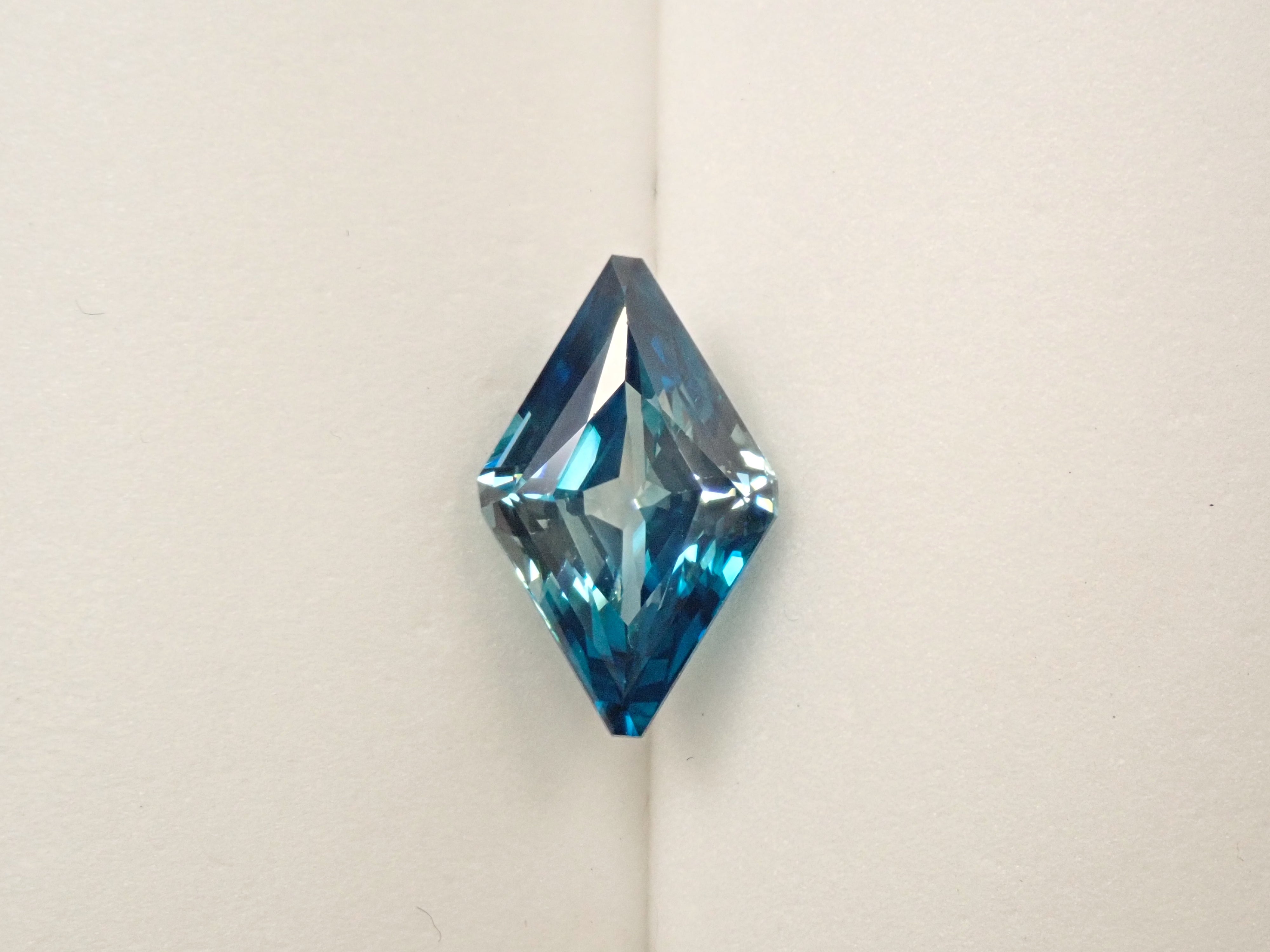 【1/5 22時販売】カンボジア産バイカラージルコン 5.480ctルース GIT