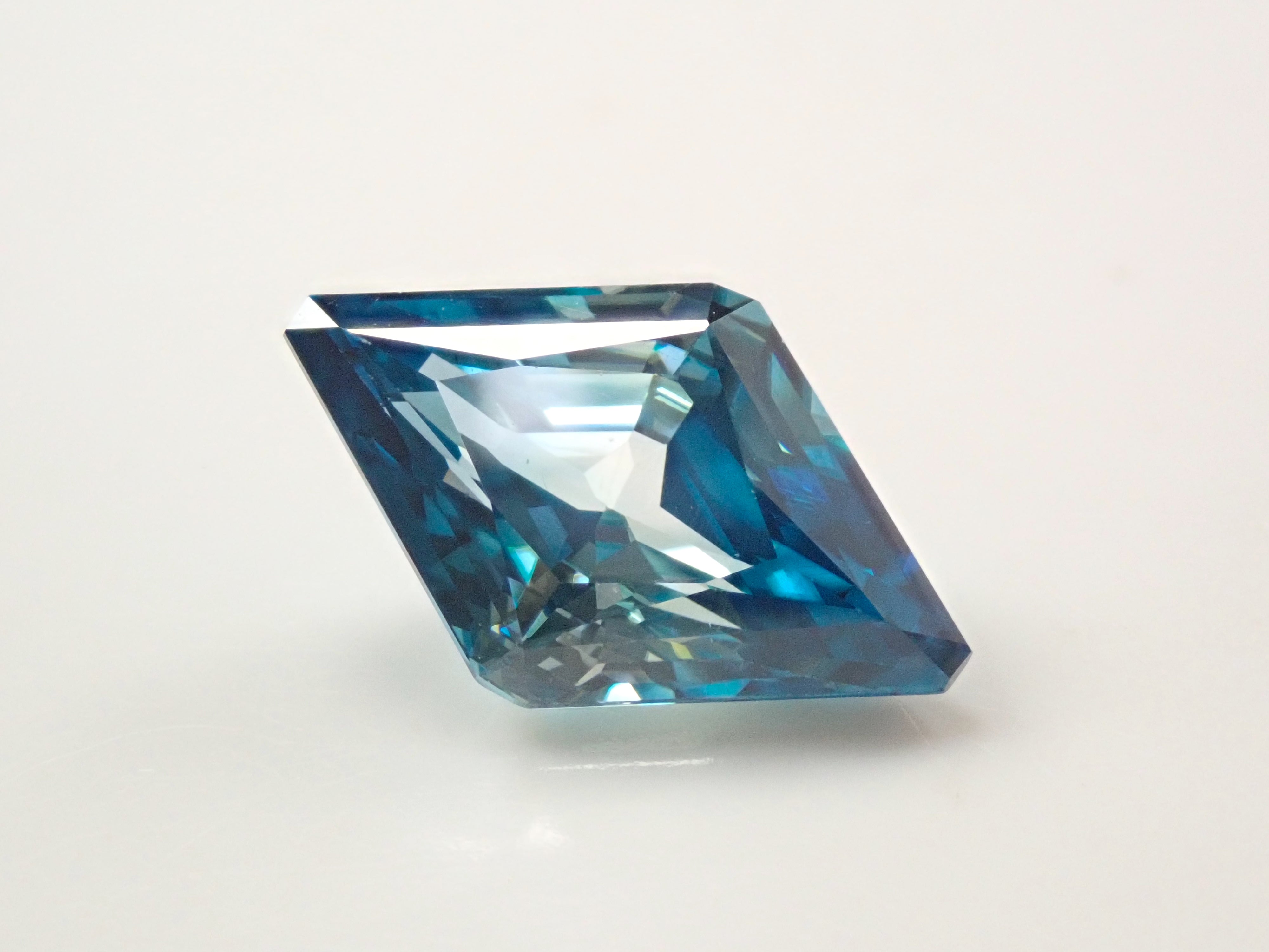 【1/5 22時販売】カンボジア産バイカラージルコン 5.480ctルース GIT