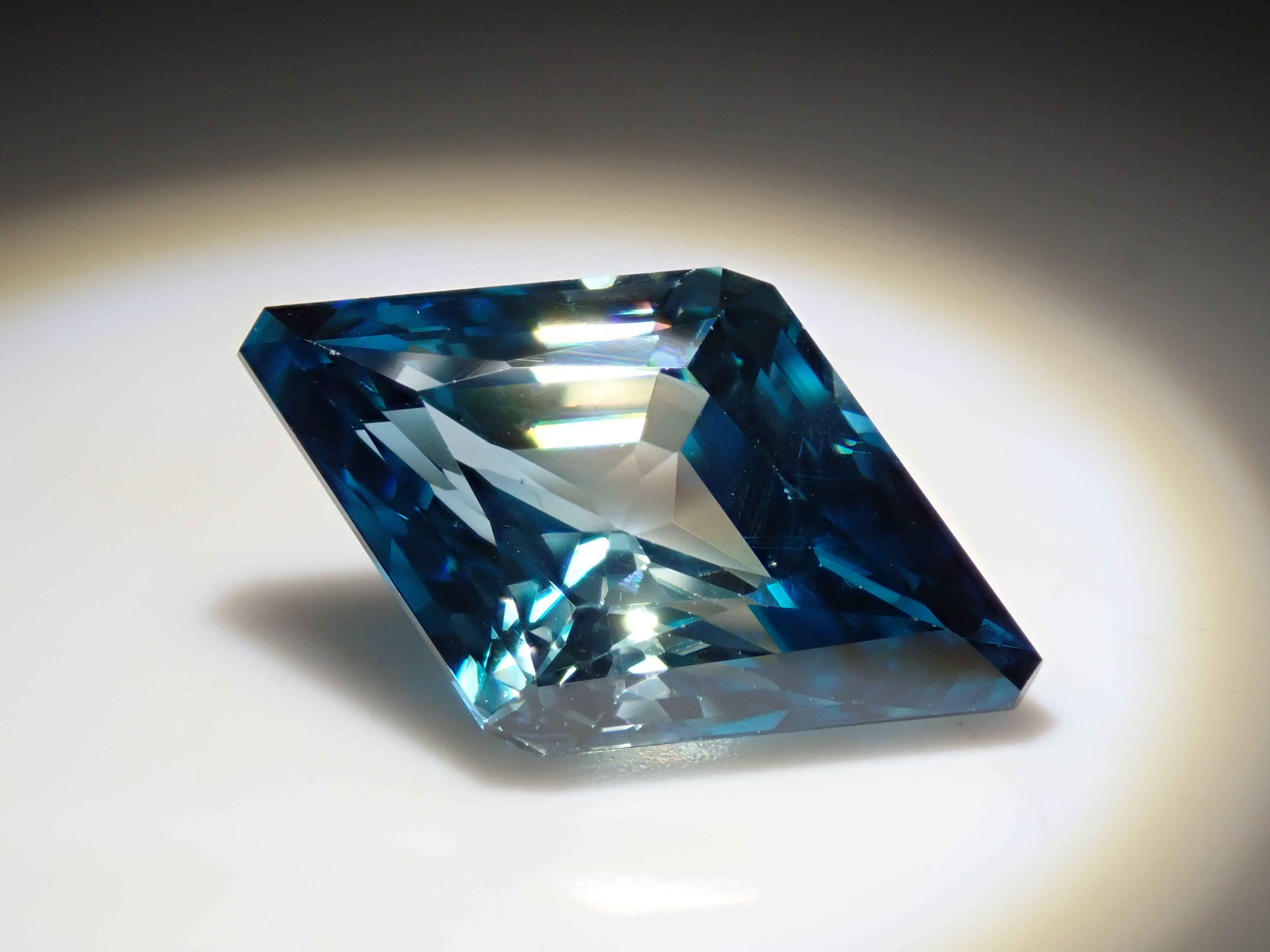 【1/5 22時販売】カンボジア産バイカラージルコン 5.480ctルース GIT