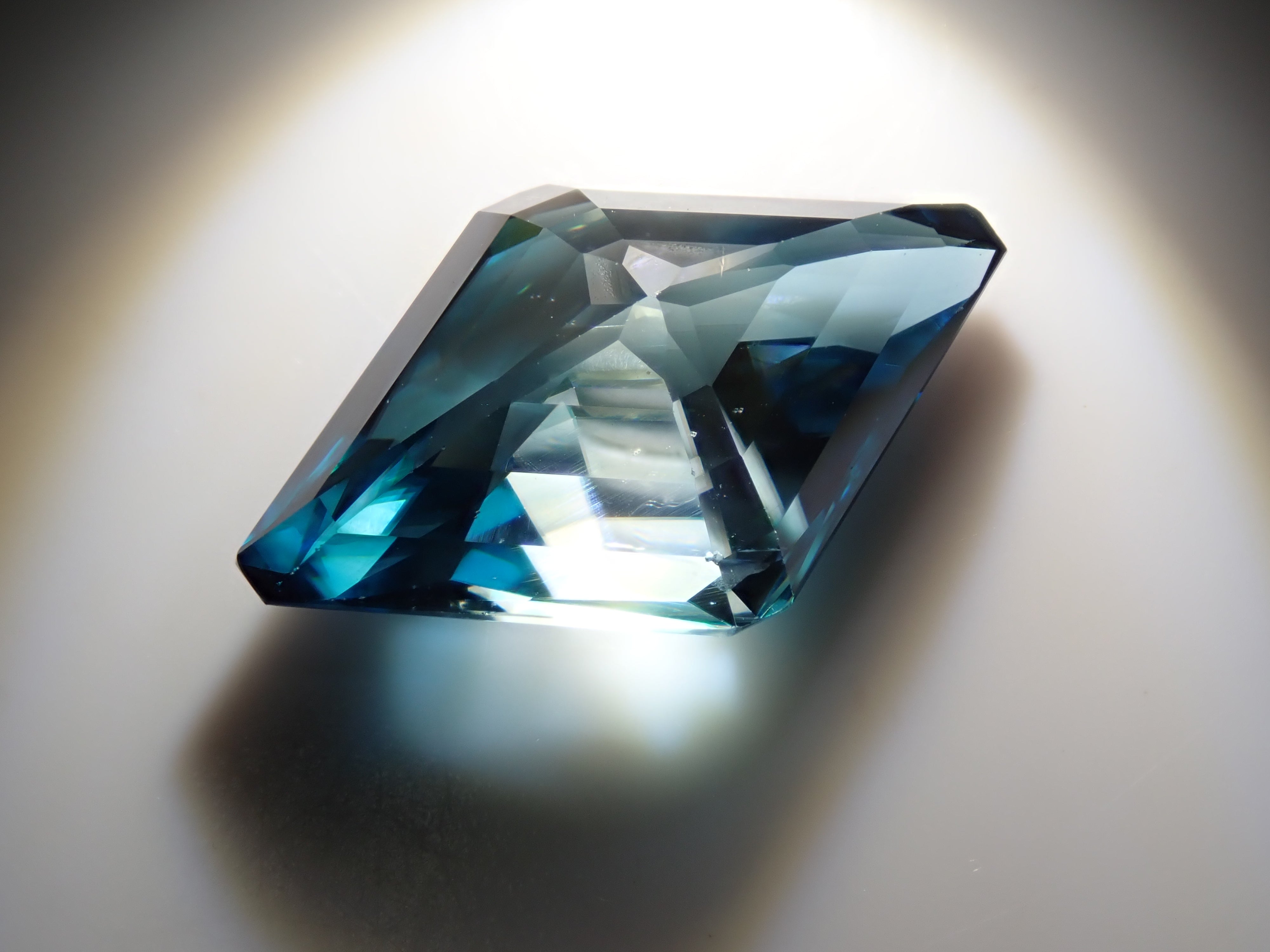 【1/5 22時販売】カンボジア産バイカラージルコン 5.480ctルース GIT