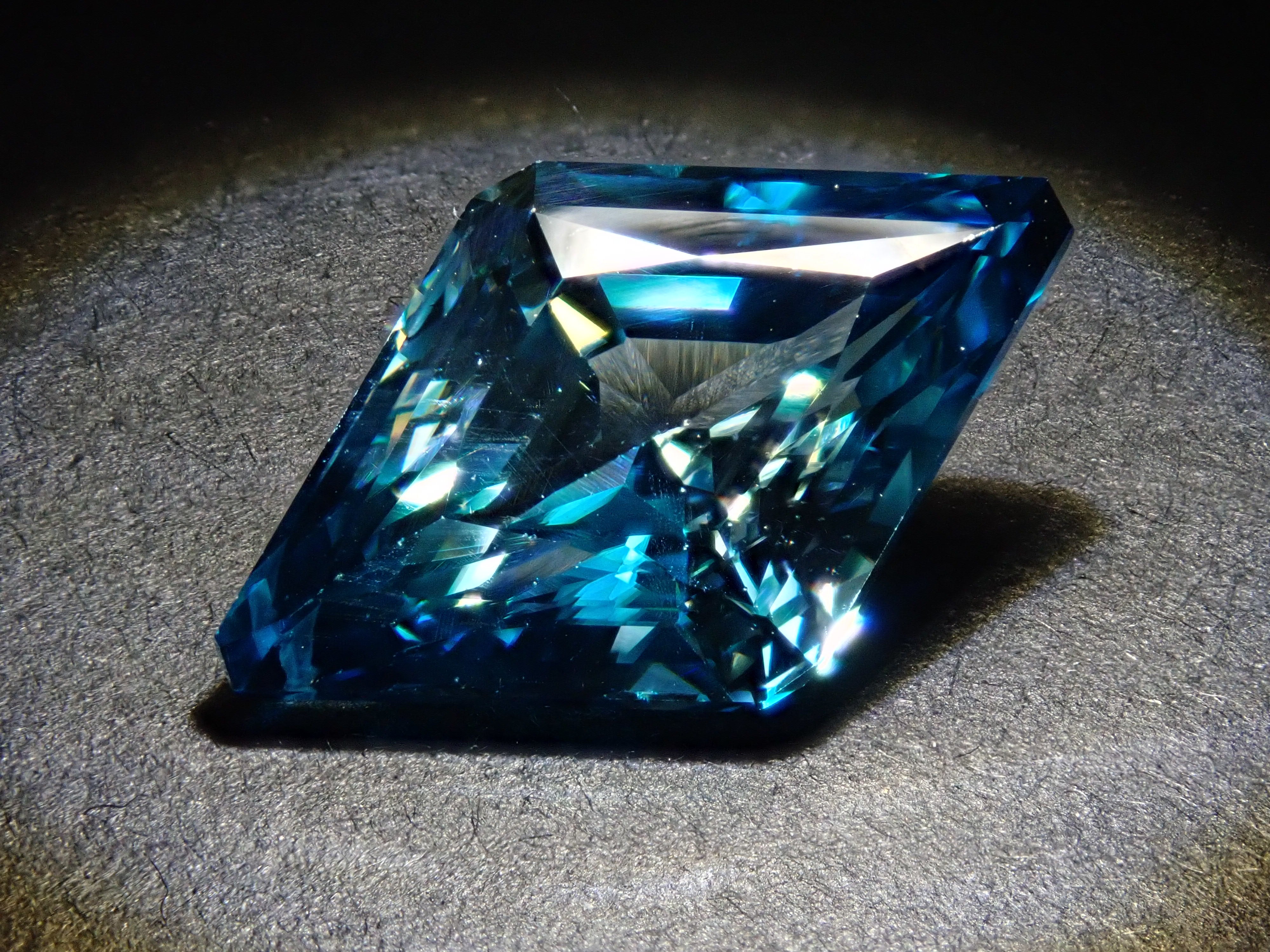 【1/5 22時販売】カンボジア産バイカラージルコン 5.480ctルース GIT