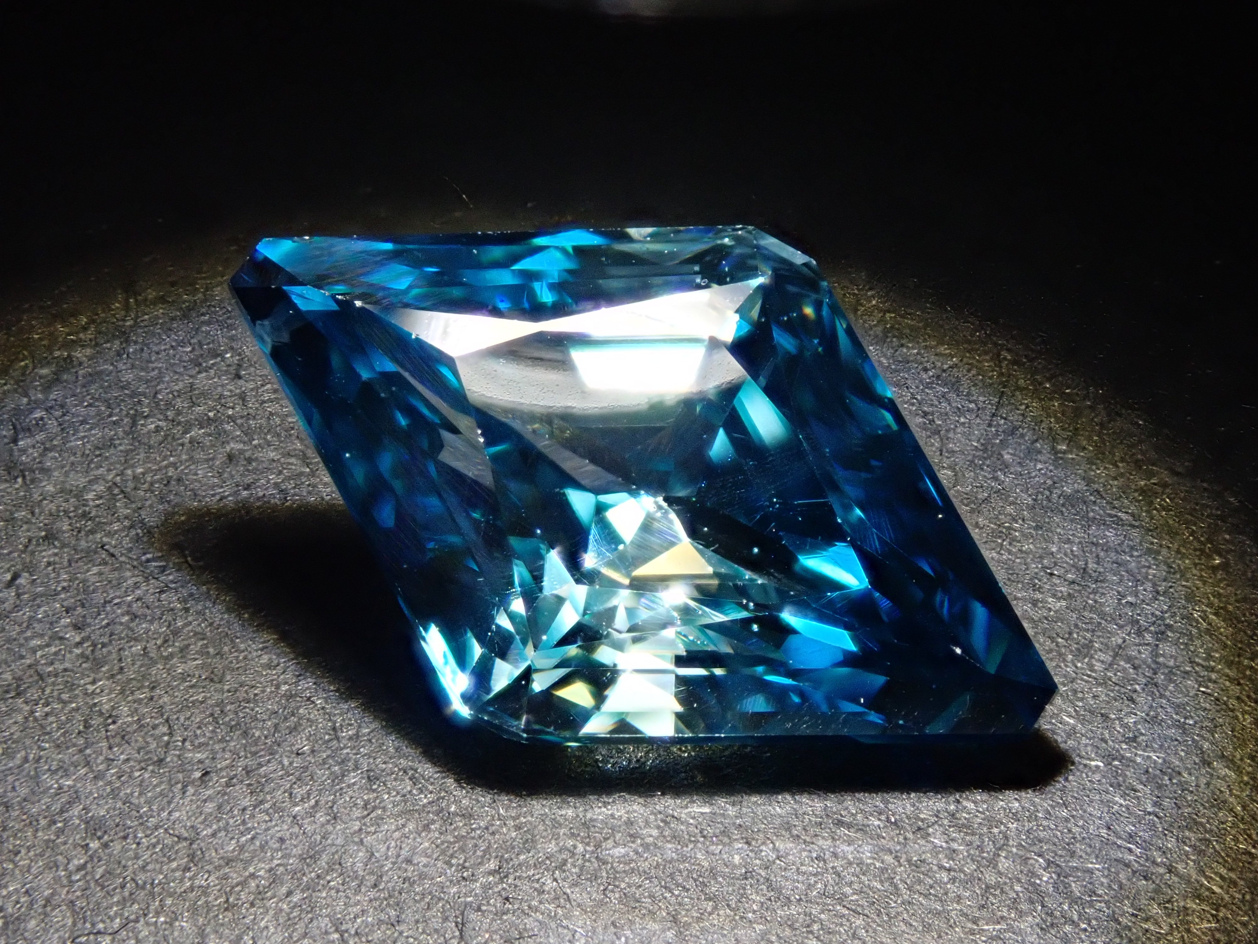 【1/5 22時販売】カンボジア産バイカラージルコン 5.480ctルース GIT