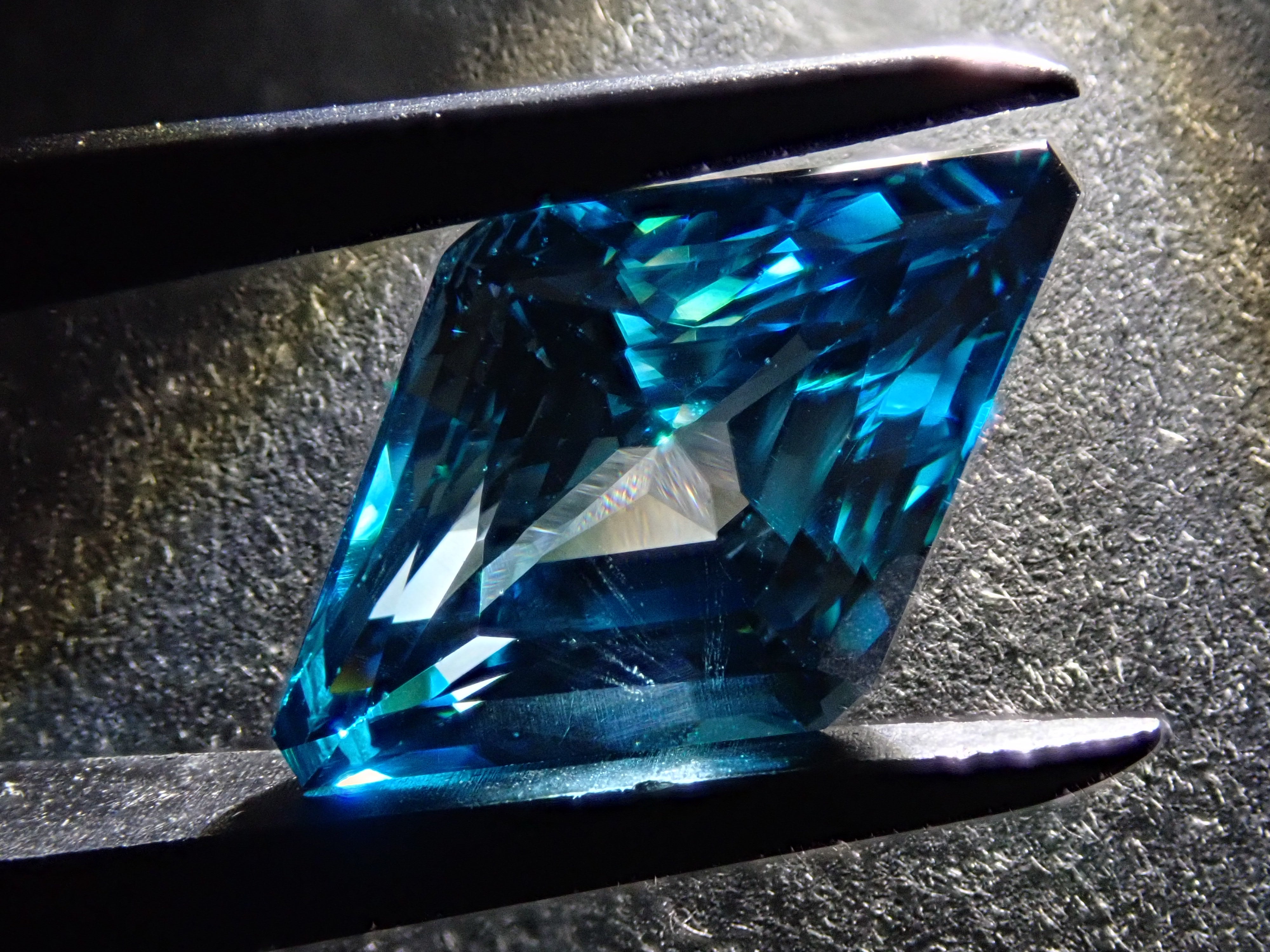 【1/5 22時販売】カンボジア産バイカラージルコン 5.480ctルース GIT