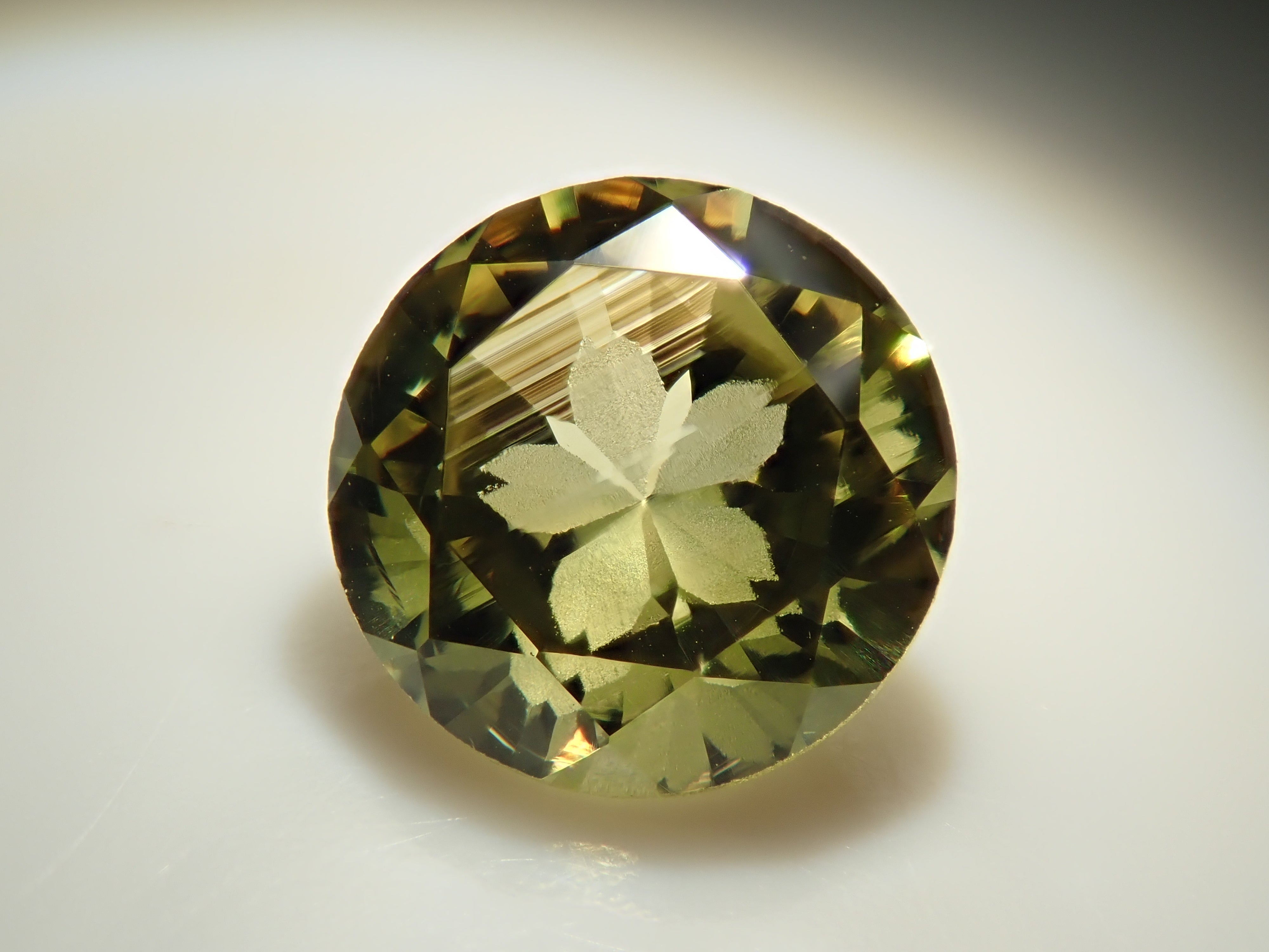 【抽選販売0117_04】【さくらインカット】マリ共和国産マリガーネット(グロッシュラー/アンドラダイト・ガーネット) 6.0mm/0.920ctルース 鑑別書