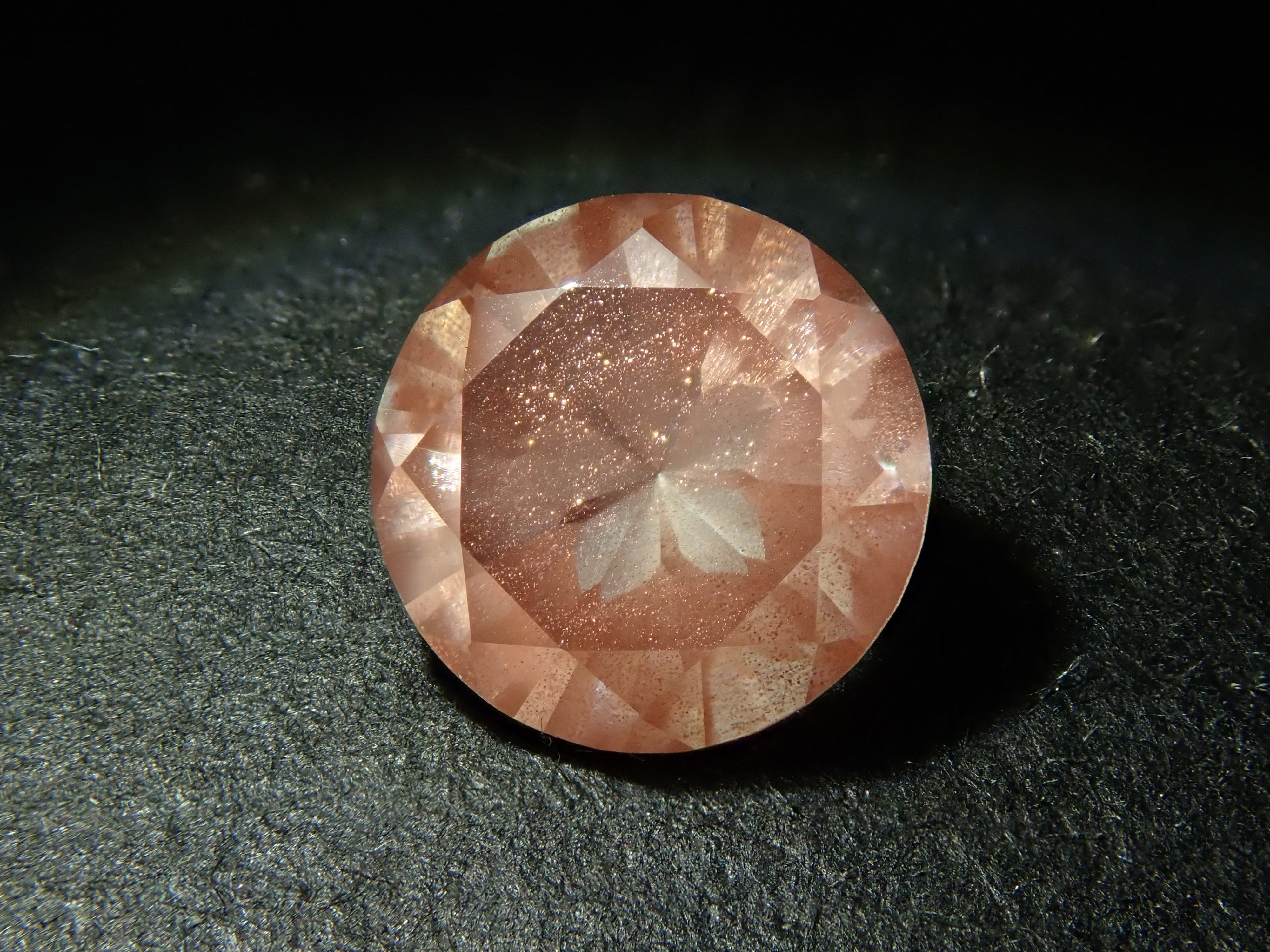 【櫻花切面】美國俄勒岡州太陽石,6.0毫米/0.685克拉裸石