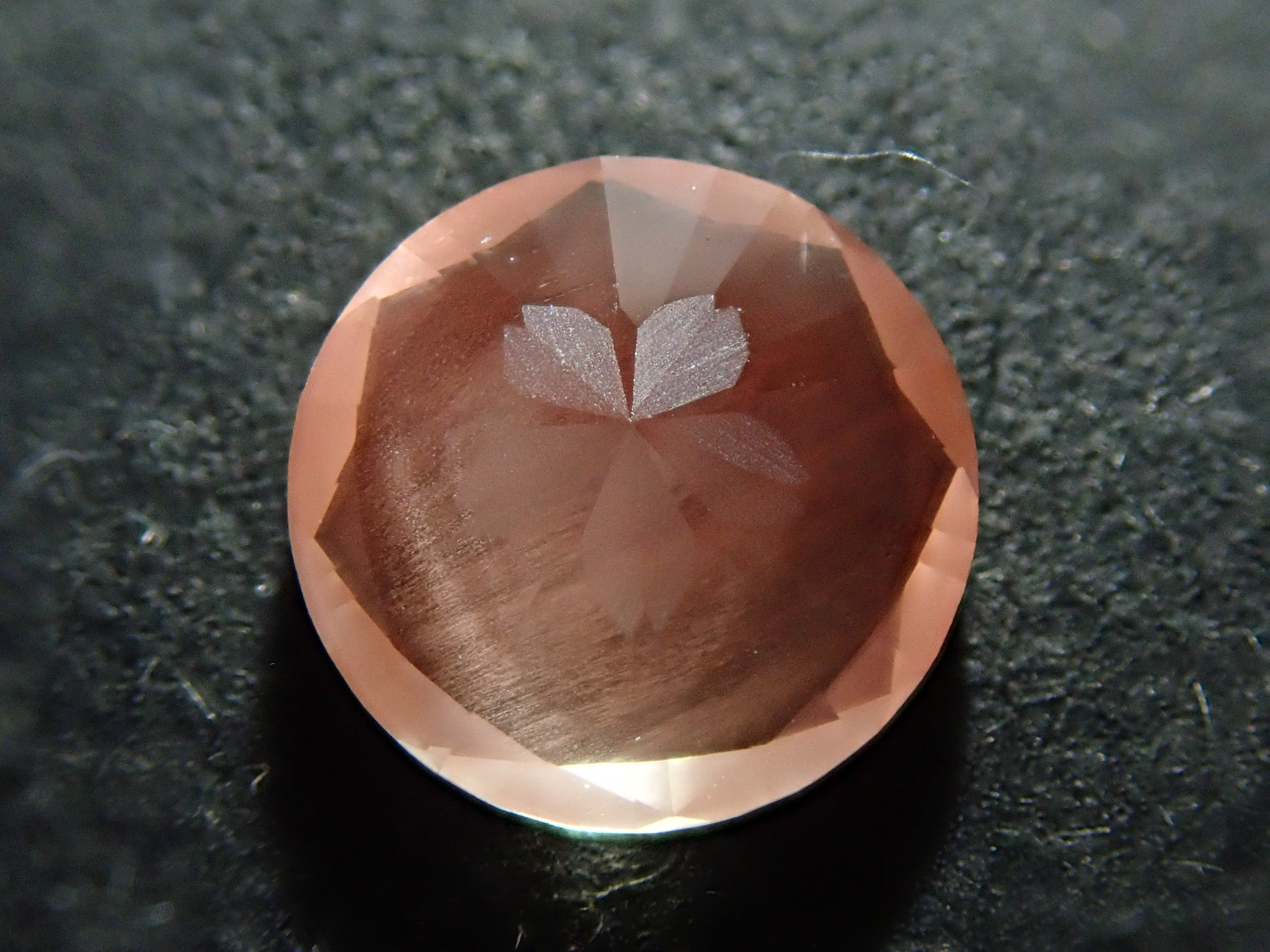 【櫻花切面】美國俄勒岡州太陽石,6.0毫米/0.685克拉裸石