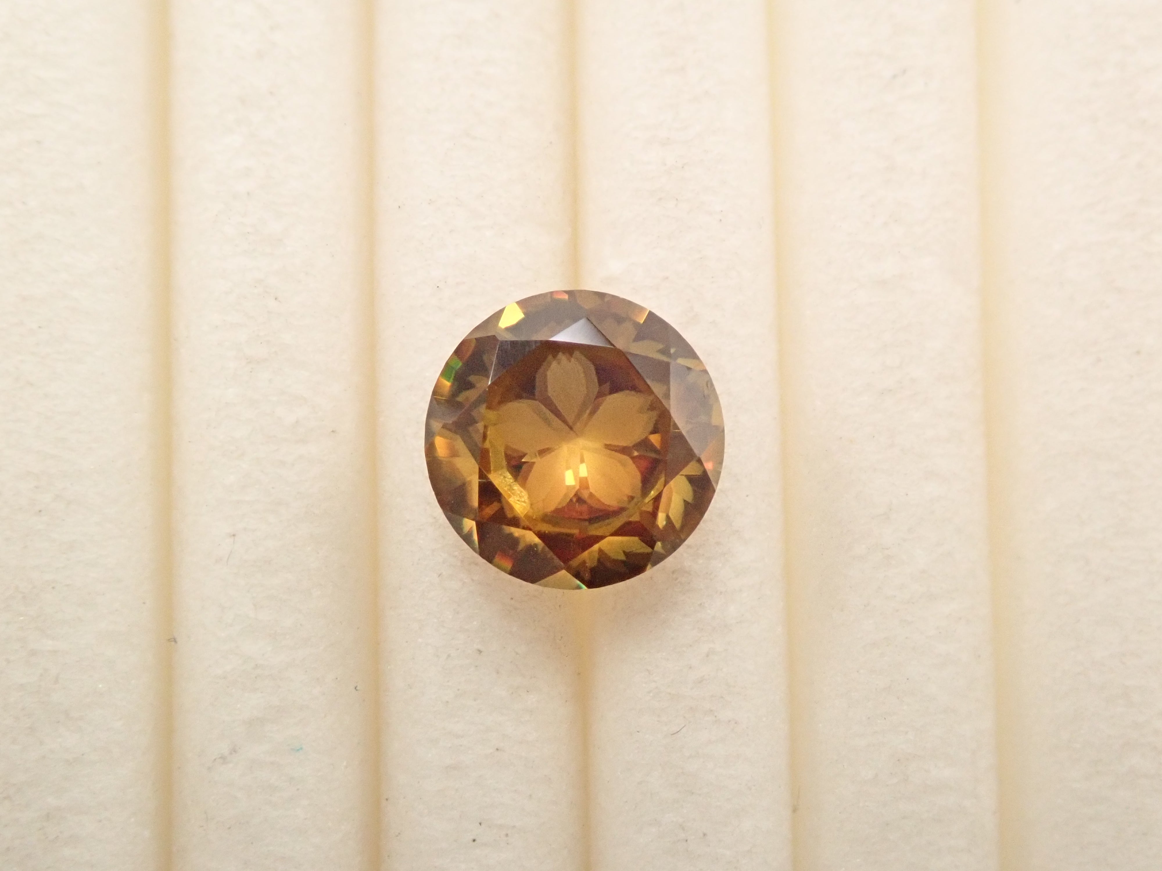 【2/8 22時販売】【さくらインカット】マダガスカル産スフェーン 6.0mm/0.865ctルース