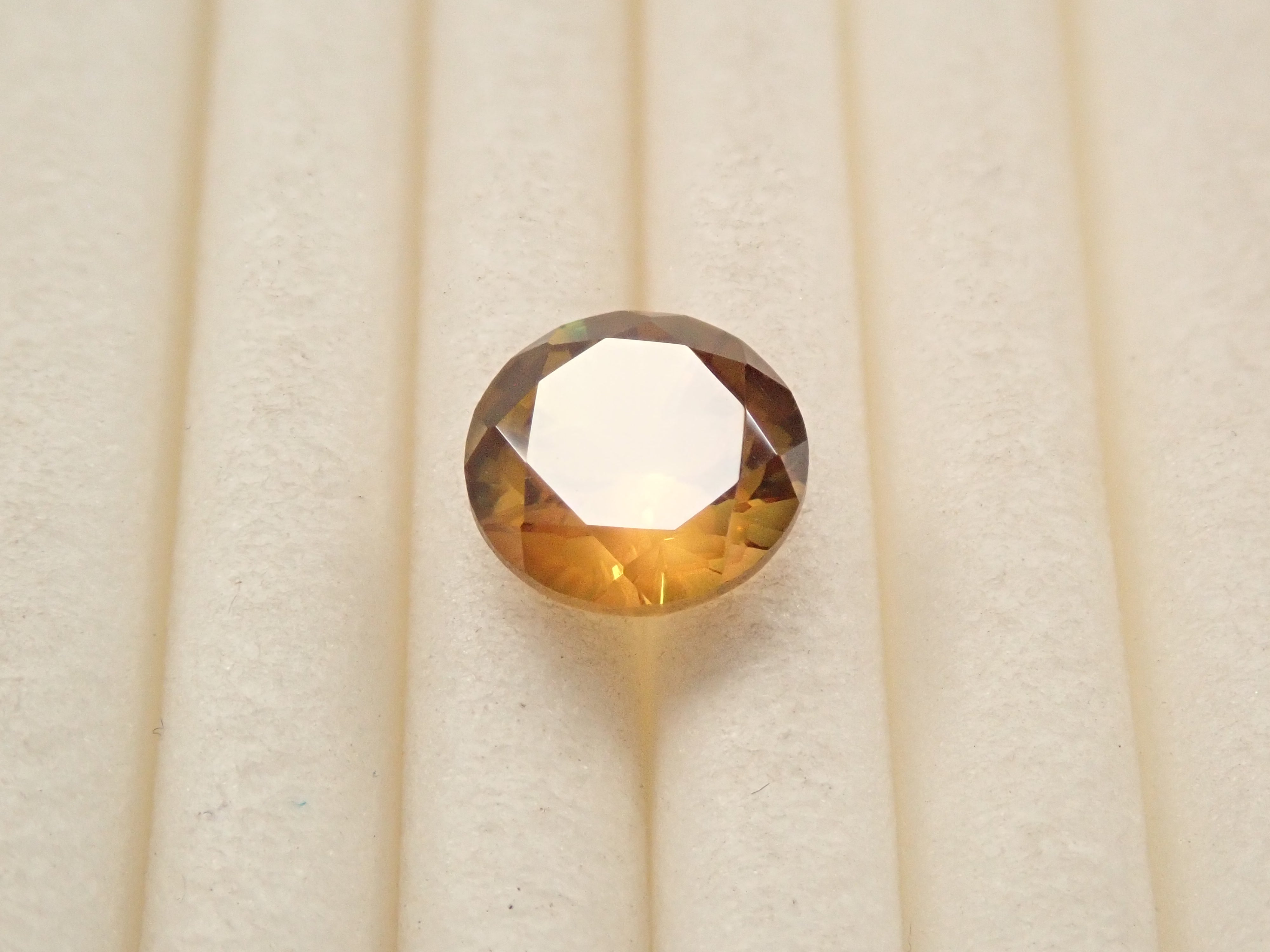 【抽選販売0123_03】【さくらインカット】マダガスカル産スフェーン 6.0mm/0.865ctルース