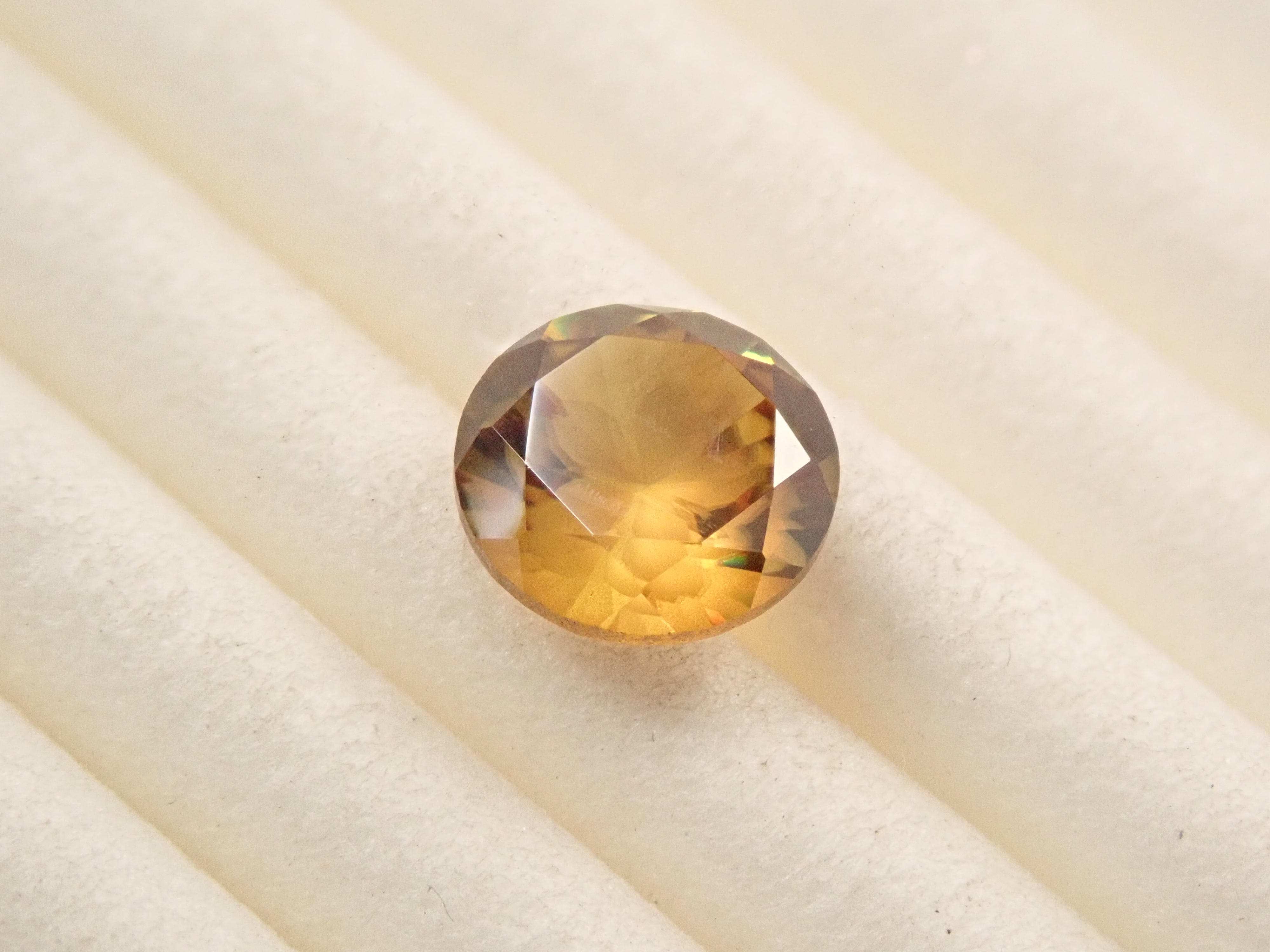 【抽選販売0123_03】【さくらインカット】マダガスカル産スフェーン 6.0mm/0.865ctルース