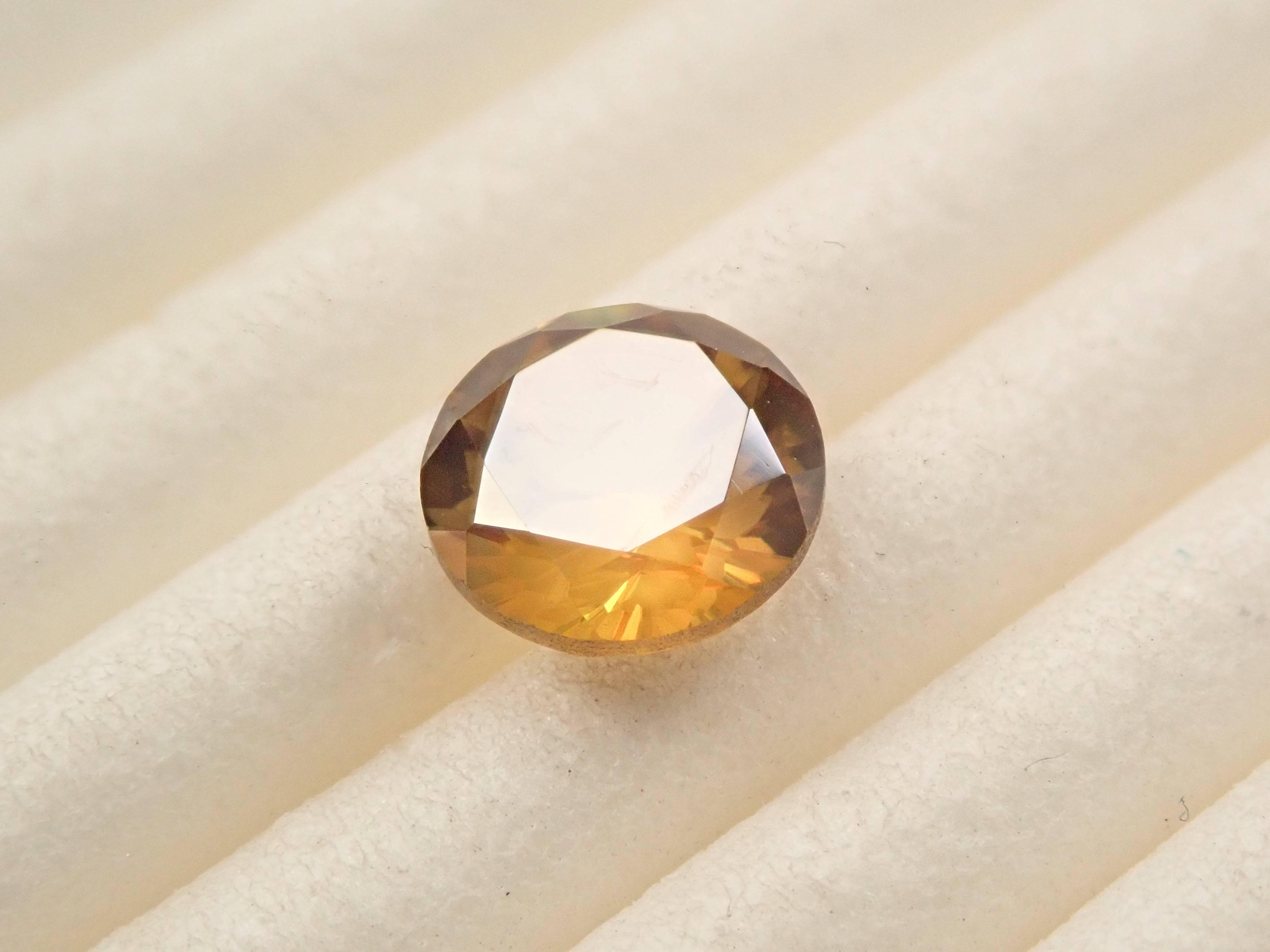 【抽選販売0123_03】【さくらインカット】マダガスカル産スフェーン 6.0mm/0.865ctルース