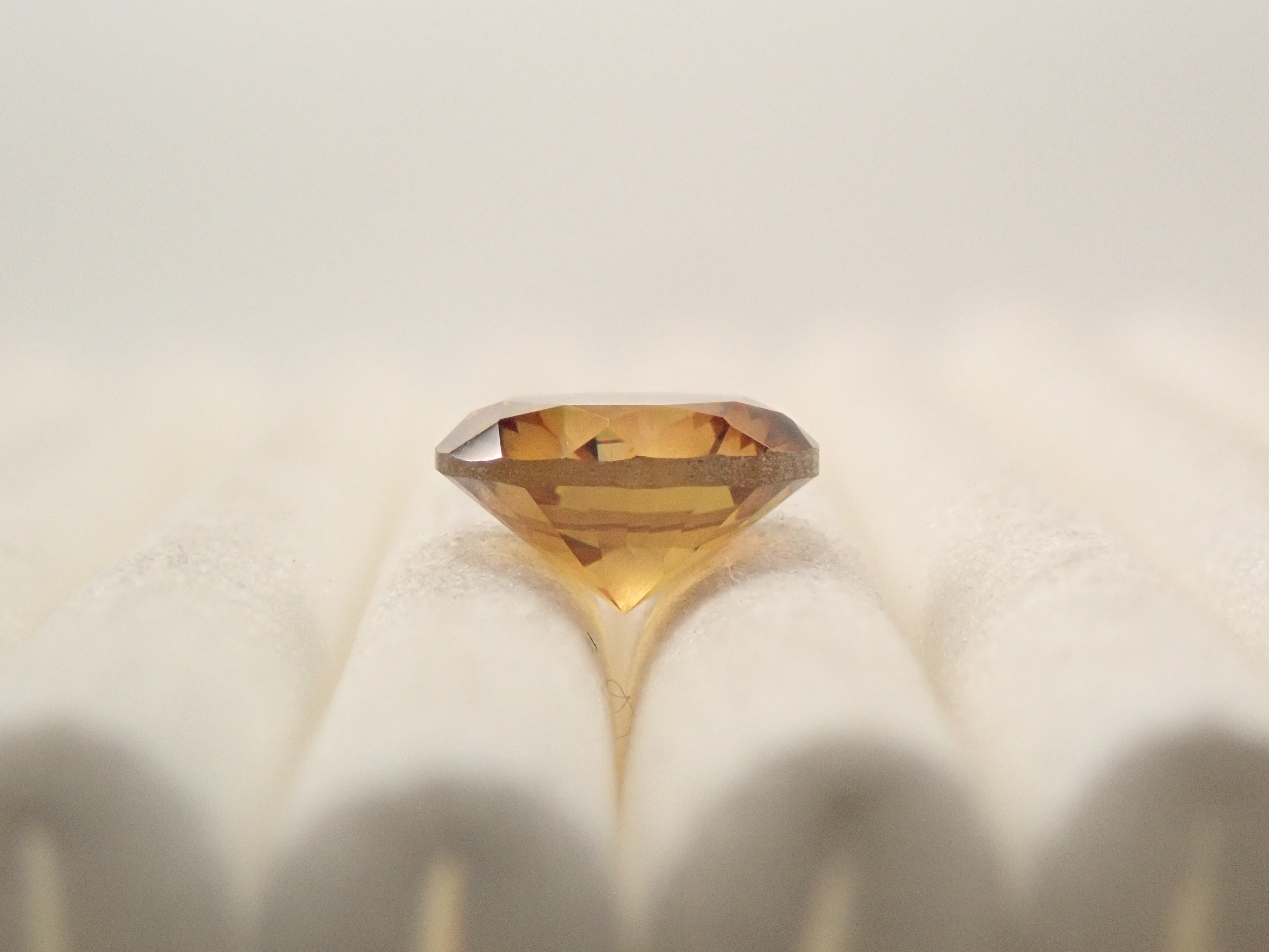 【2/8 22時販売】【さくらインカット】マダガスカル産スフェーン 6.0mm/0.865ctルース