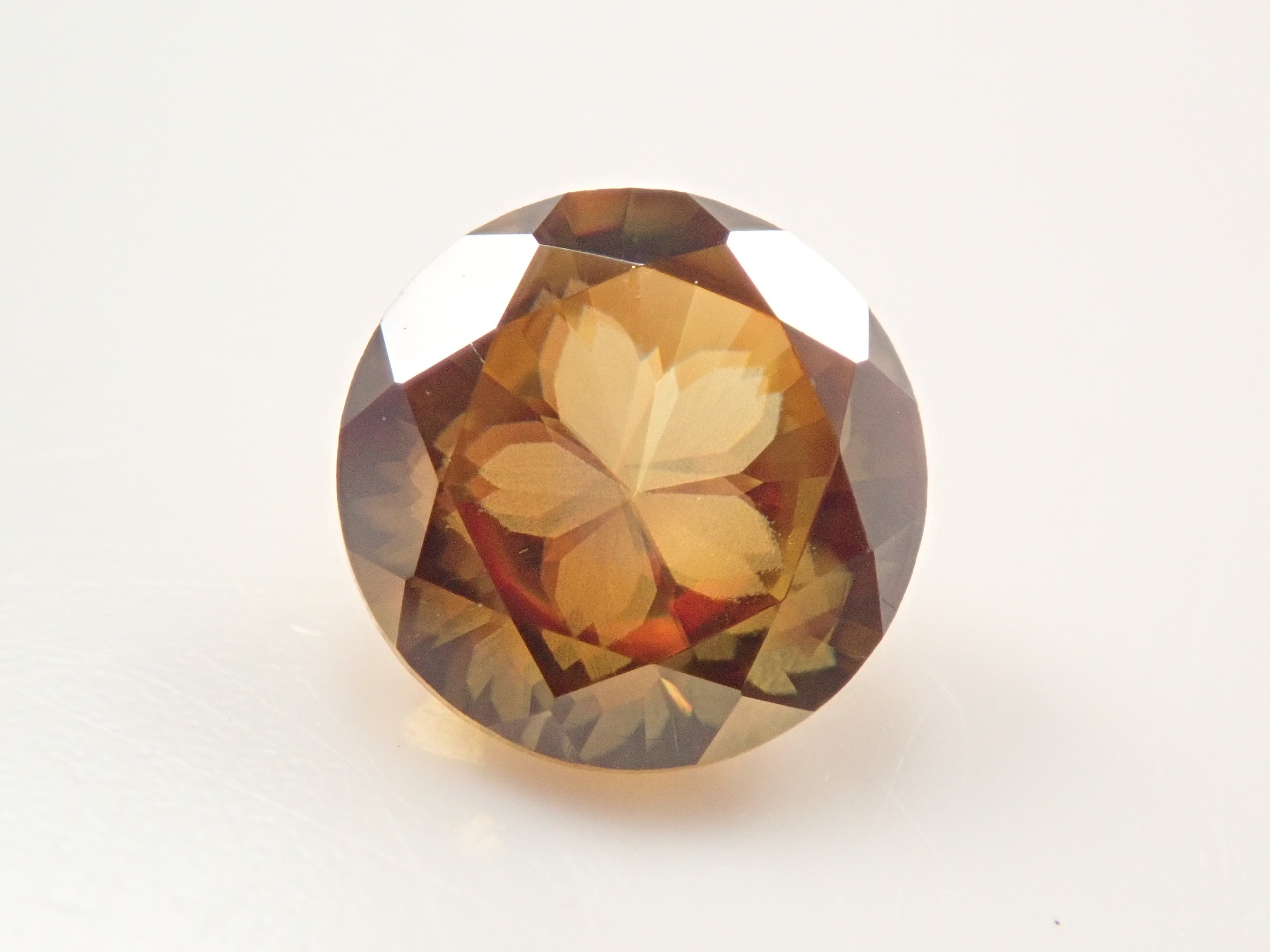 【抽選販売0123_03】【さくらインカット】マダガスカル産スフェーン 6.0mm/0.865ctルース