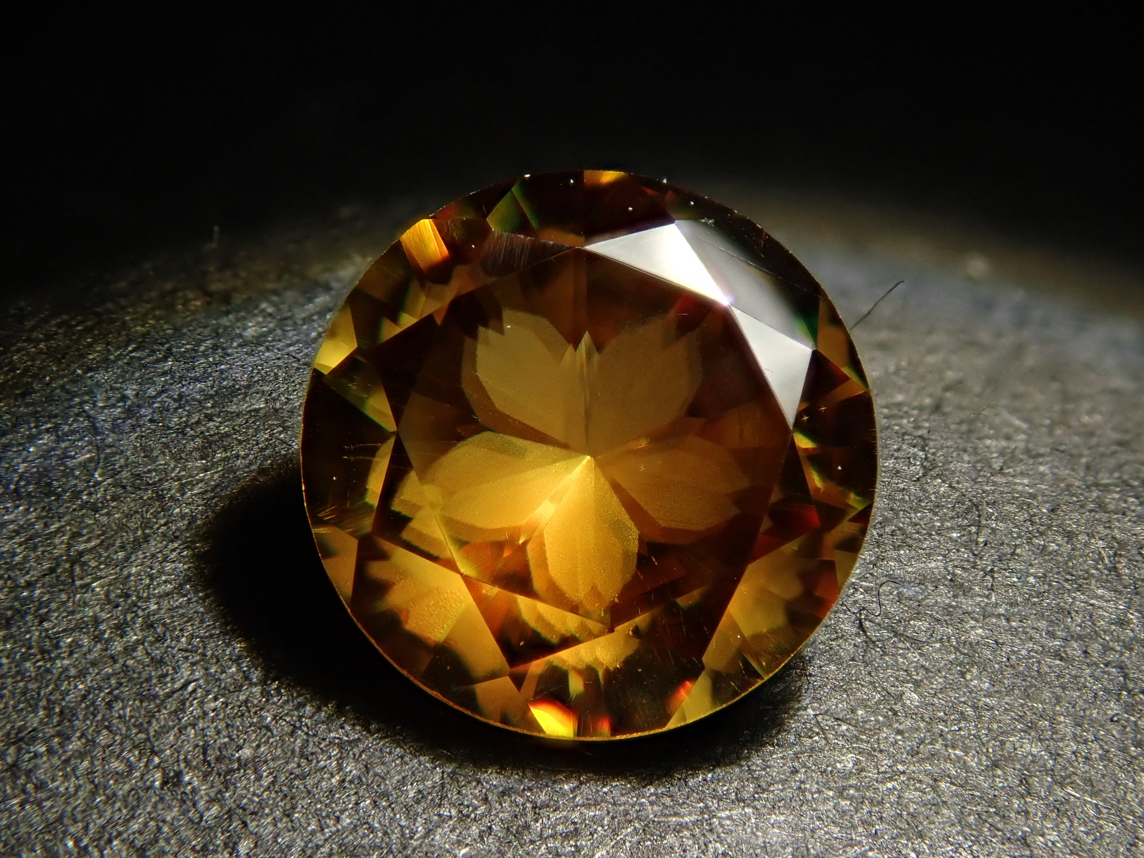 【2/8 22時販売】【さくらインカット】マダガスカル産スフェーン 6.0mm/0.865ctルース