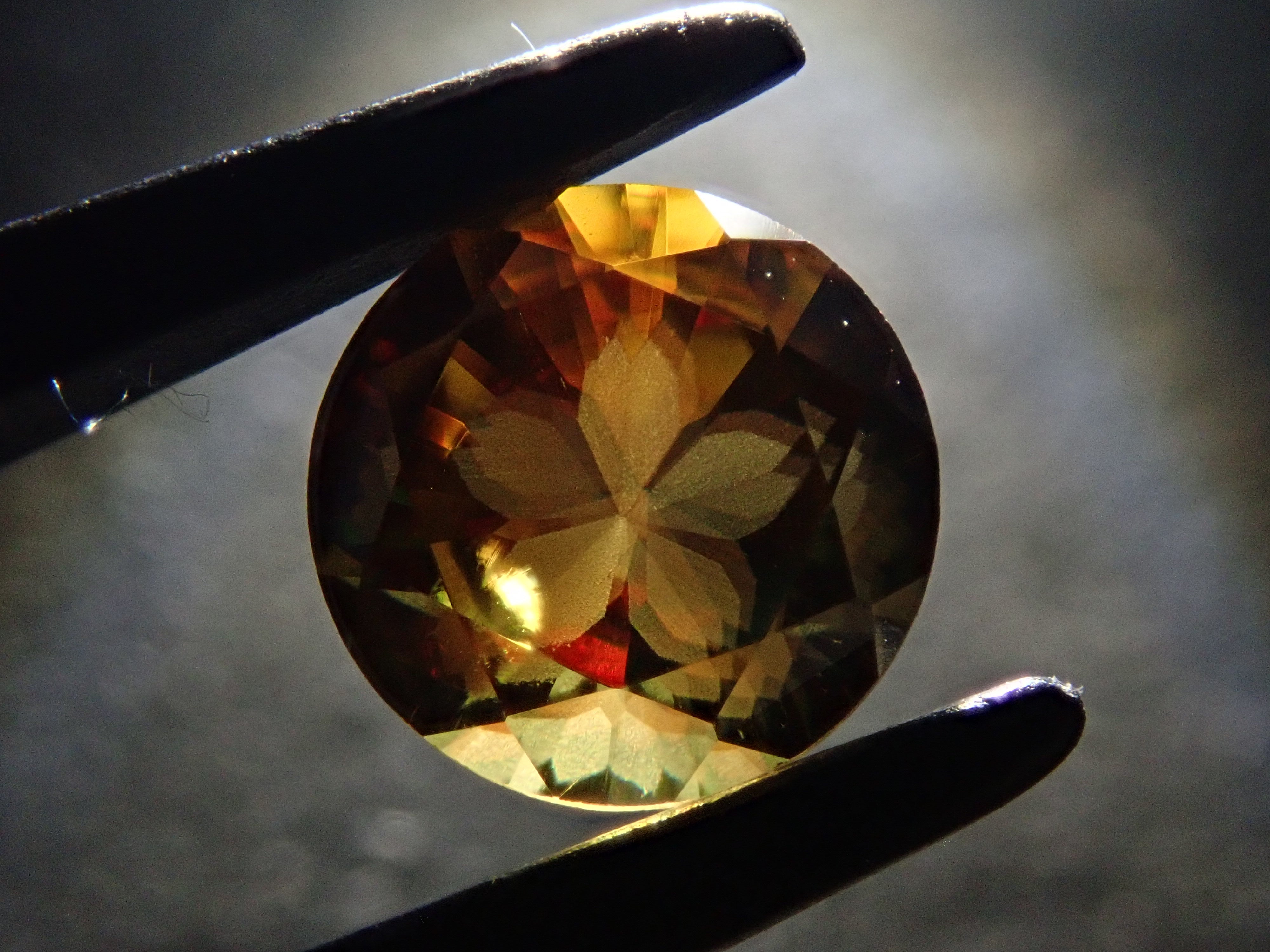 【2/8 22時販売】【さくらインカット】マダガスカル産スフェーン 6.0mm/0.865ctルース